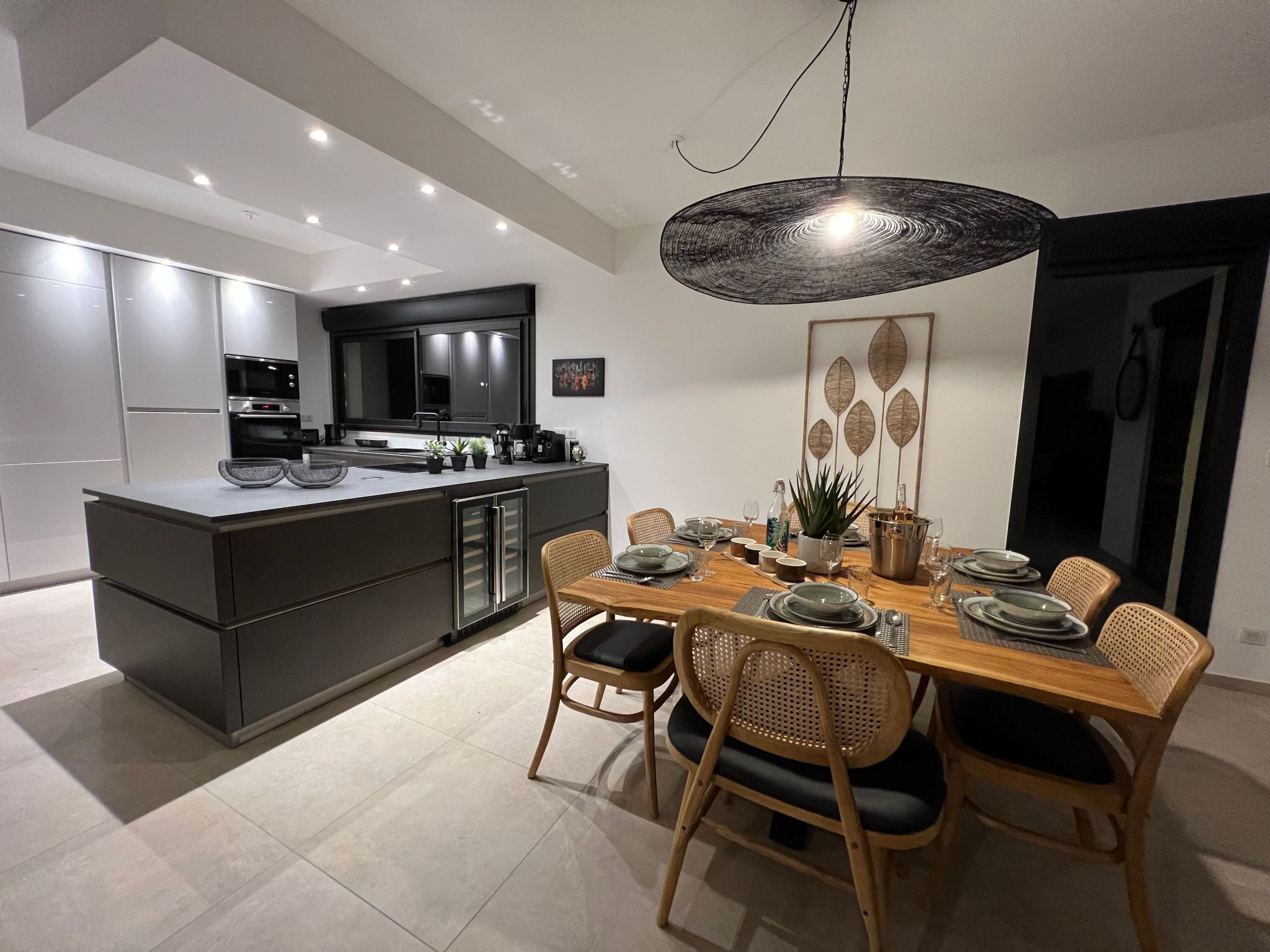 ISULA-RED_BEAUTIFUL_VIEW.-Binnen