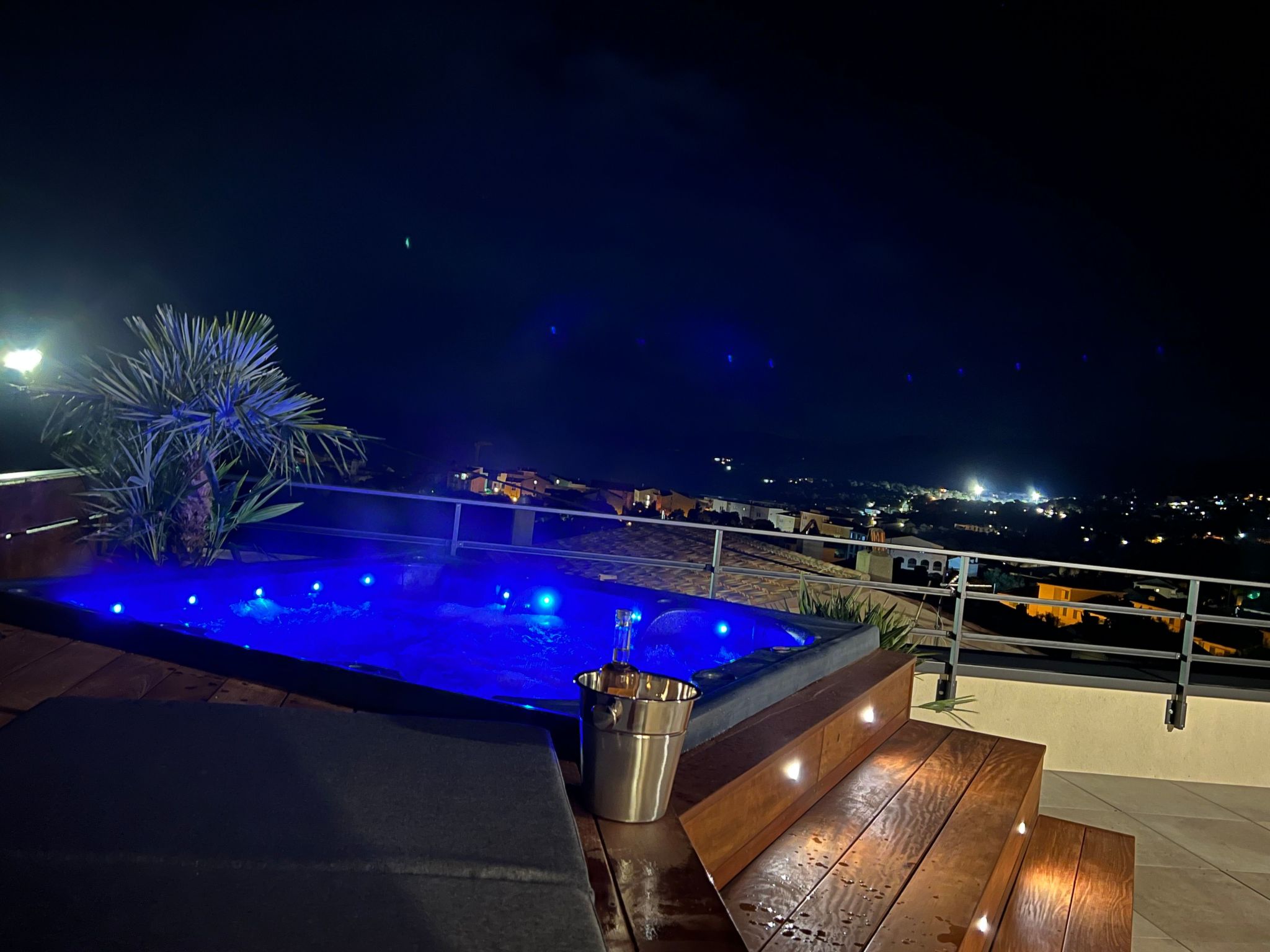 ISULA-RED_BEAUTIFUL_VIEW.-Buiten