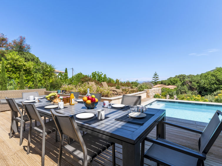 Op 700m van het centrum: ruim vakantiehuis met zwembad in L'Ile Rousse in L'Ile Rousse