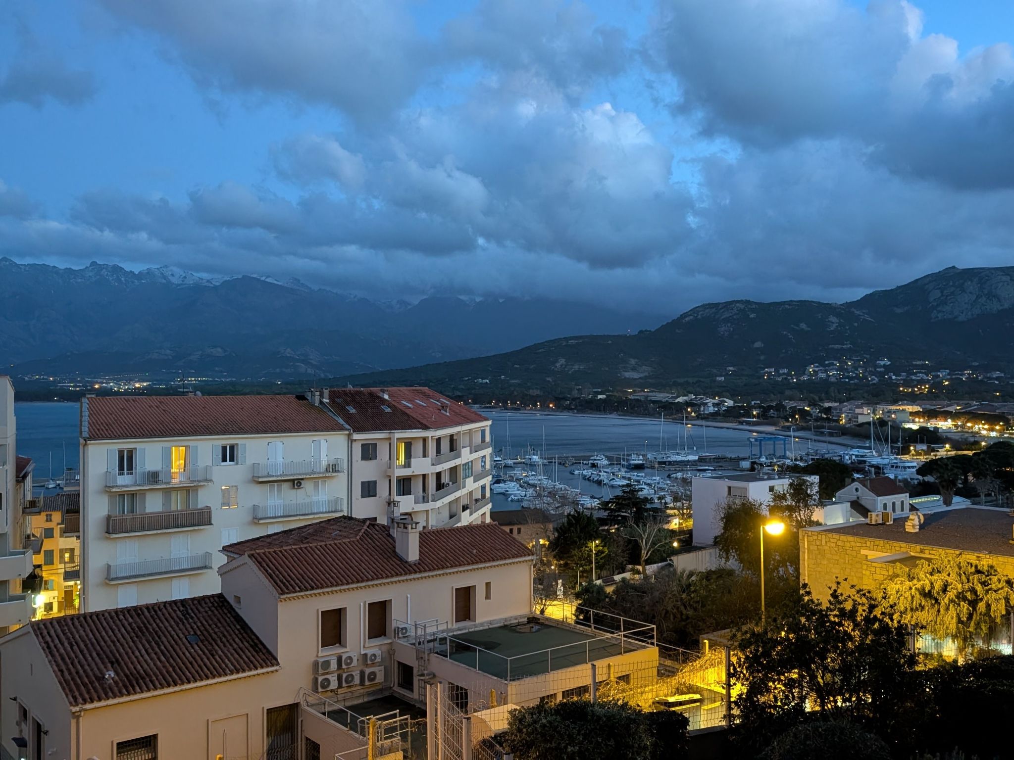 Photo of Ruhige Wohnung Panoramablick auf Meer und Berge