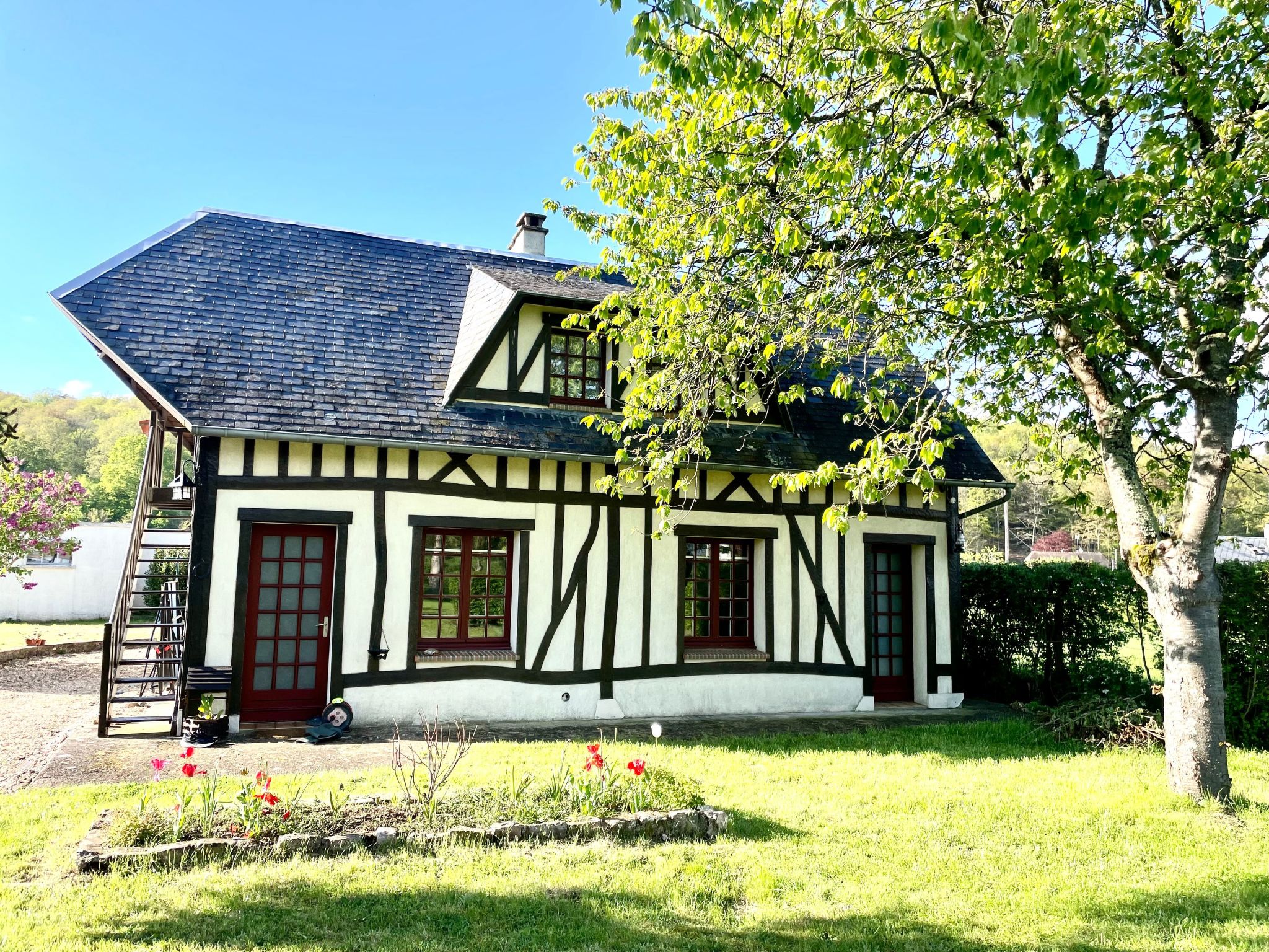 Ferienhaus mit umzäuntem Garten in Beaumont le Roger (Frankreich) und 1 Hund erlaubt