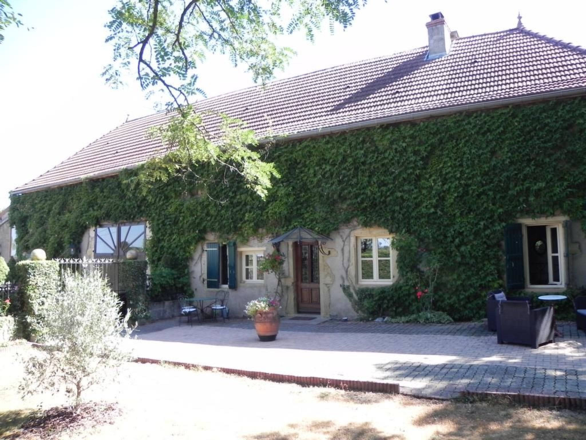 Discover the ultimate holiday experience in Bourg le Comte, Burgundy, in our charming holiday home, perfect for up to 6 guests. Situated in an idyllic countryside setting, this detached farmhouse offe..