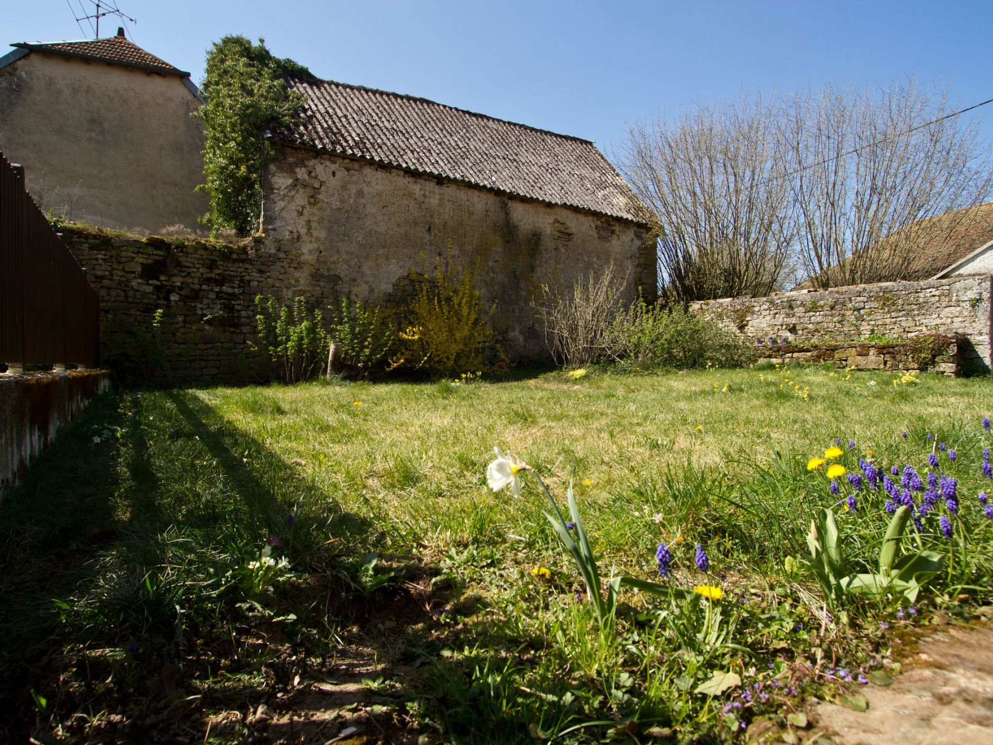 In Celles-En-Bassigny  umzäunter Garten-Buiten