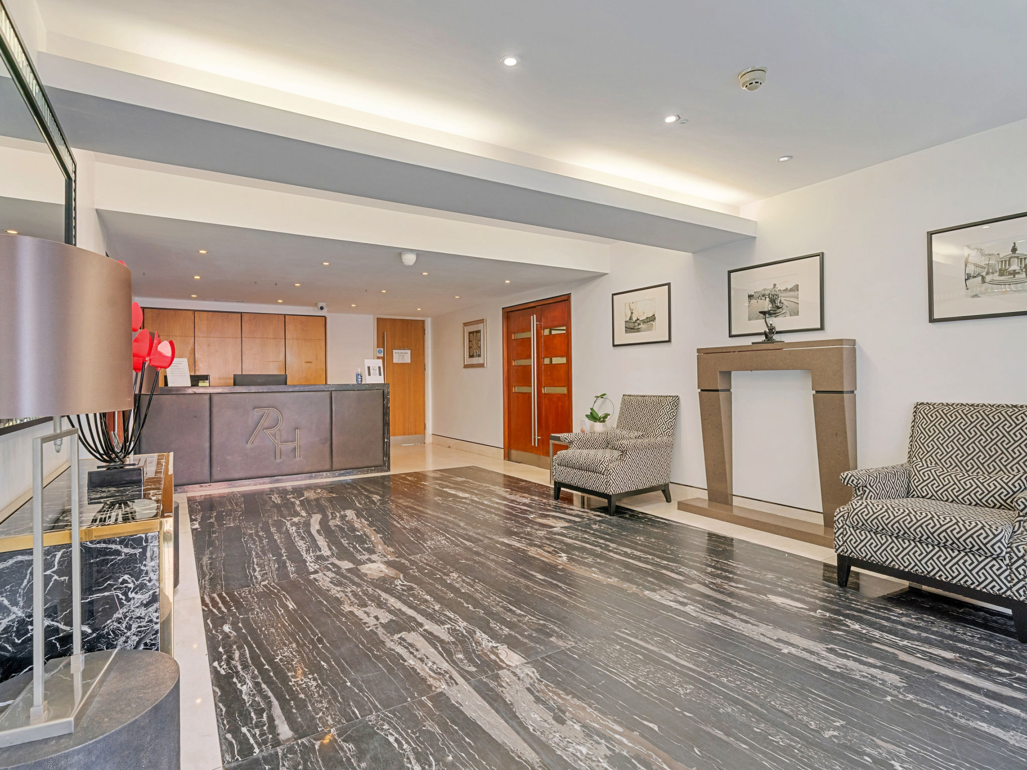 Roland House - Two Bedroom A-Buiten