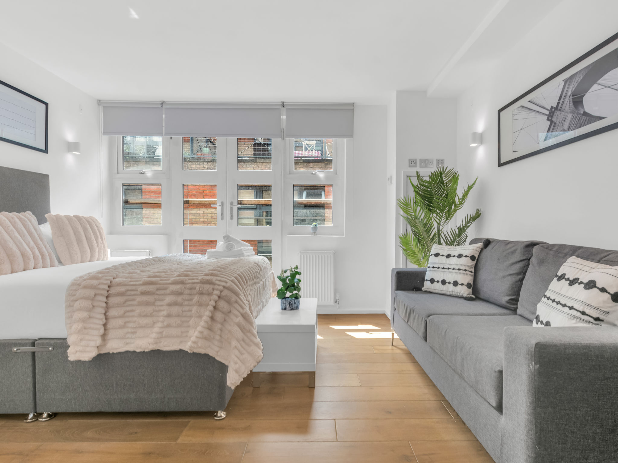 Studio 1-kamer 32 m2. Het objekt is geschikt voor 2 volwassenen. Smaakvol en gezellig ingericht: open woon-/slaapkamer met 1 2-pers bed. Kleine, open keuken (afwasmachine, 4 keramische glas kookplaten..