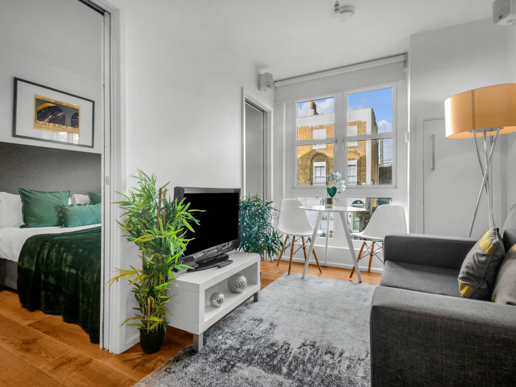 Appartement 2-kamers 38 m2. Het objekt is geschikt voor 2 volwassenen. Smaakvol en gezellig ingericht: kleine, open woon-/eetkamer met eettafel en Digitale TV. 1 2-pers. kamer met 1 2-pers bed. Kleine..