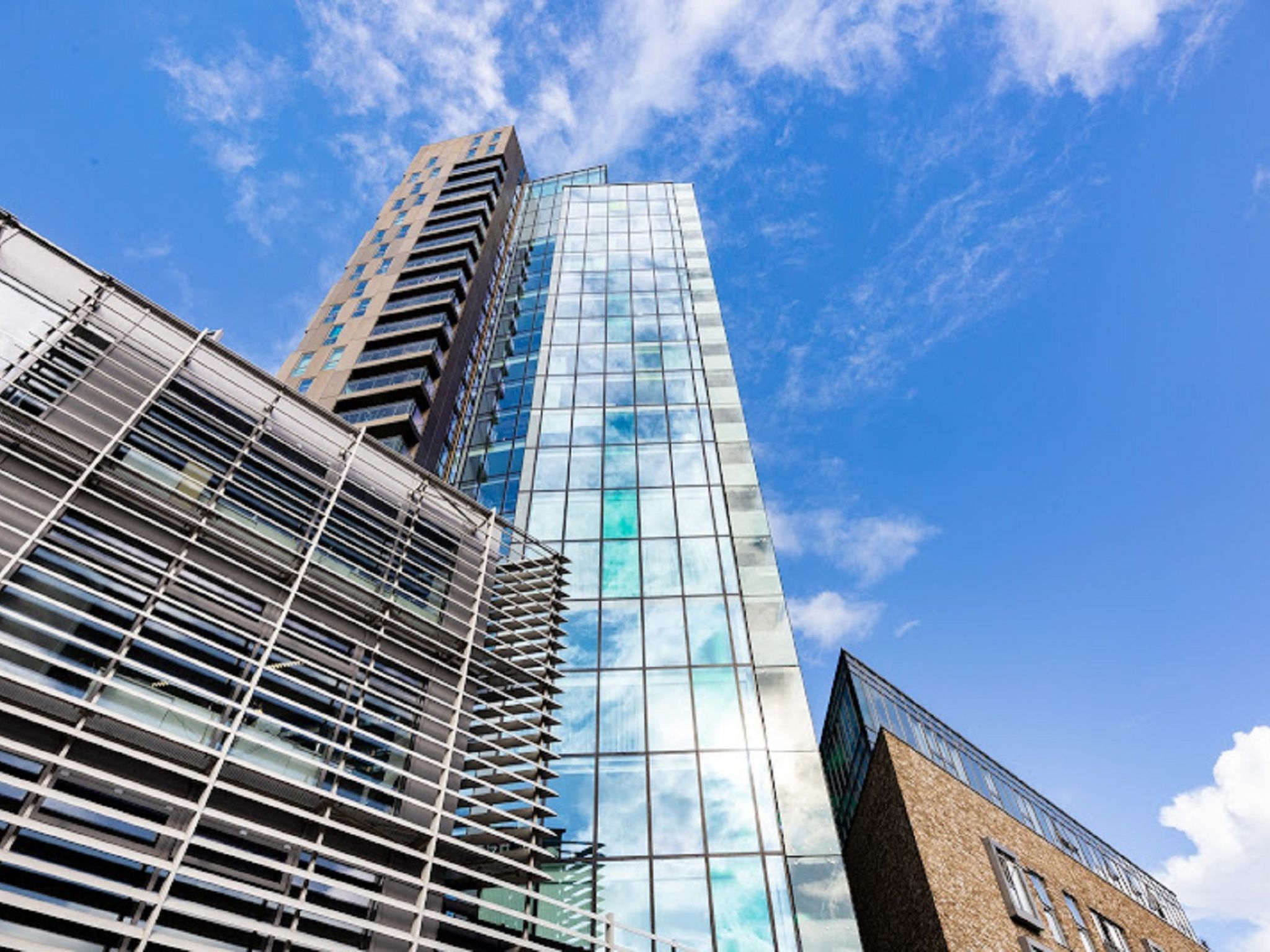 "Avant-Garde, Shoreditch", appartement 2-kamers 40 m2. Modern en smaakvol ingericht: woon-/eetkamer met eettafel en TV (Flatscreen TV). 1 2-pers. kamer met 1 2-pers bed. (4-pits kookplaat, oven, afwas..