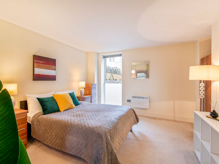 "Great Suffolk Street, Waterloo", appartement 3-kamers. Modern en stijlvol ingericht: open woon-/eetkamer met eettafel en TV (Flatscreen TV). 1 2-pers. kamer met 1 2-pers bed en bad/douche/WC. Open ke..