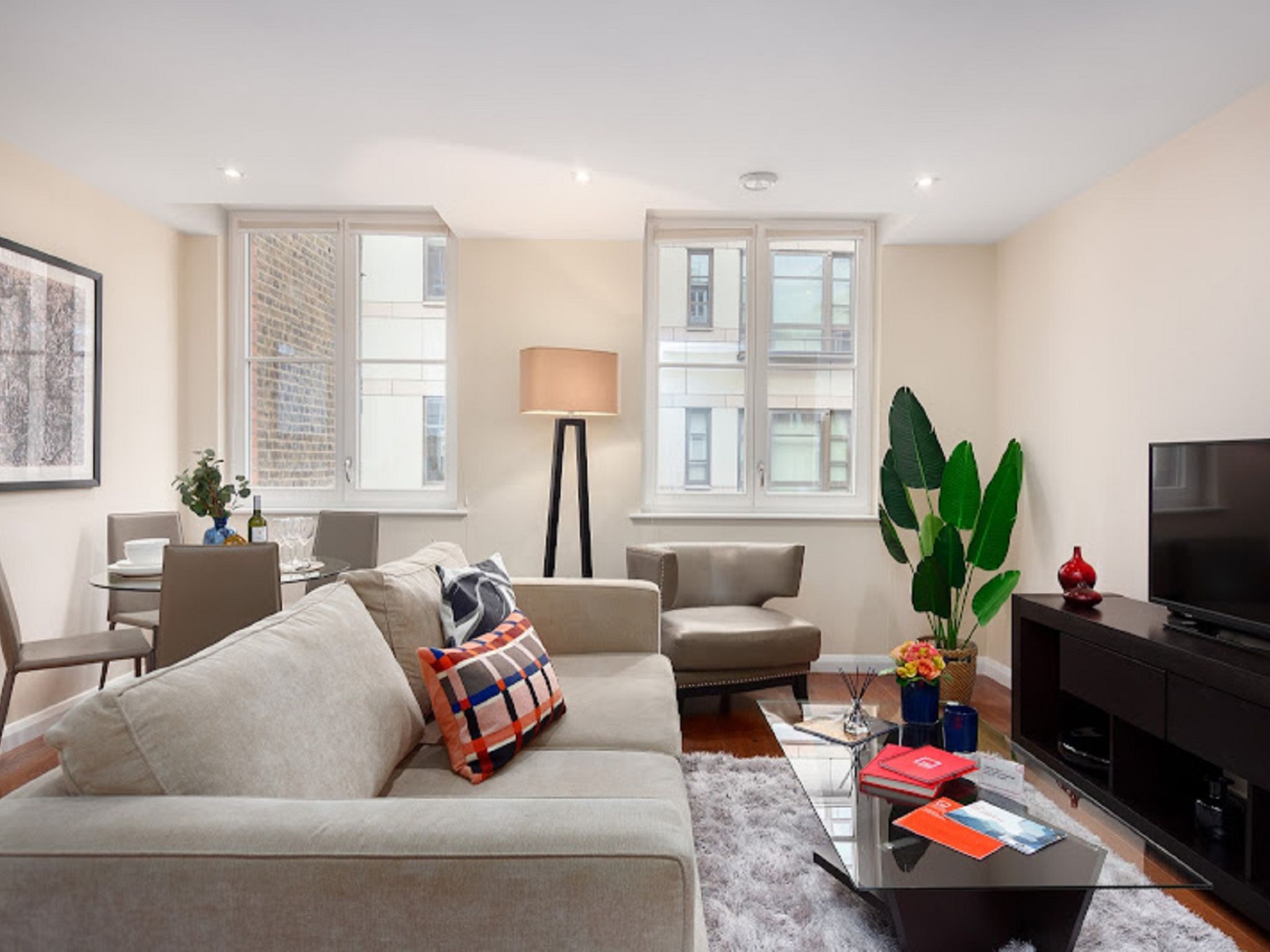 "Chancery Lane, Central London", appartement 2-kamers 40 m2. Modern en stijlvol ingericht: open woon-/eetkamer met eettafel en TV (Flatscreen TV). 1 2-pers. kamer met 1 2-pers bed en bad/douche/WC. Op..