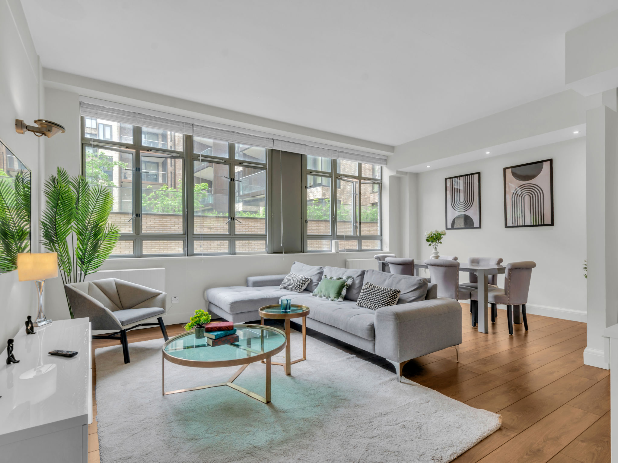 Appartement 3-kamers 81 m2. Modern en stijlvol ingericht: open woon-/eetkamer met eettafel en Digitale TV. 1 2-pers. kamer met 1 2-pers bed en bad. 1 2-pers. kamer met 1 2-pers bed. Keuken (oven, afwa..