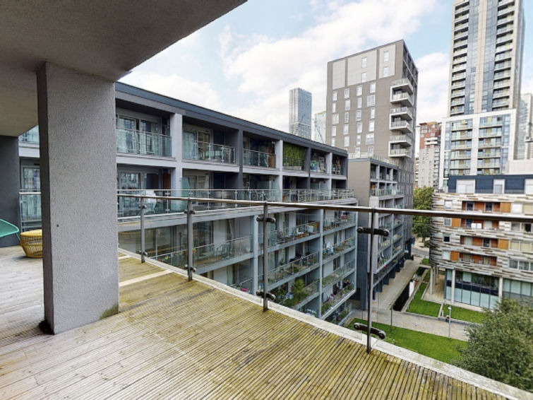 "Indescon Square", appartement 3-kamers. Modern en smaakvol ingericht: woon-/eetkamer met eettafel en TV (Flatscreen TV). Uitgang naar het balkon. 2 2-pers. kamers, elke kamer heeft 1 2-pers bed en ba..