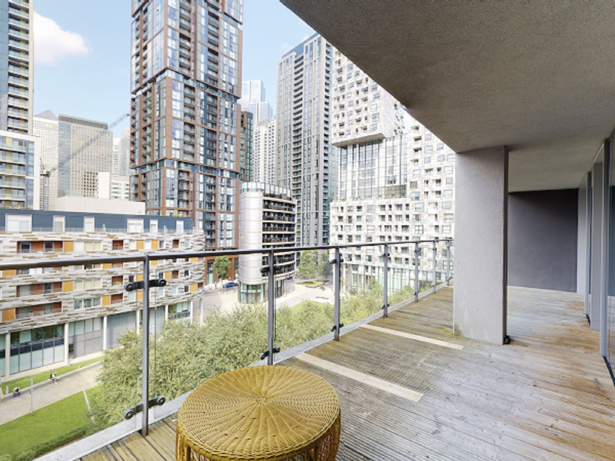 "Indescon court", appartement 3-kamers 68 m2. Modern en smaakvol ingericht: woon-/eetkamer met eettafel en TV (Flatscreen TV). Uitgang naar het balkon. 2 2-pers. kamers, elke kamer heeft 1 2-pers bed ..