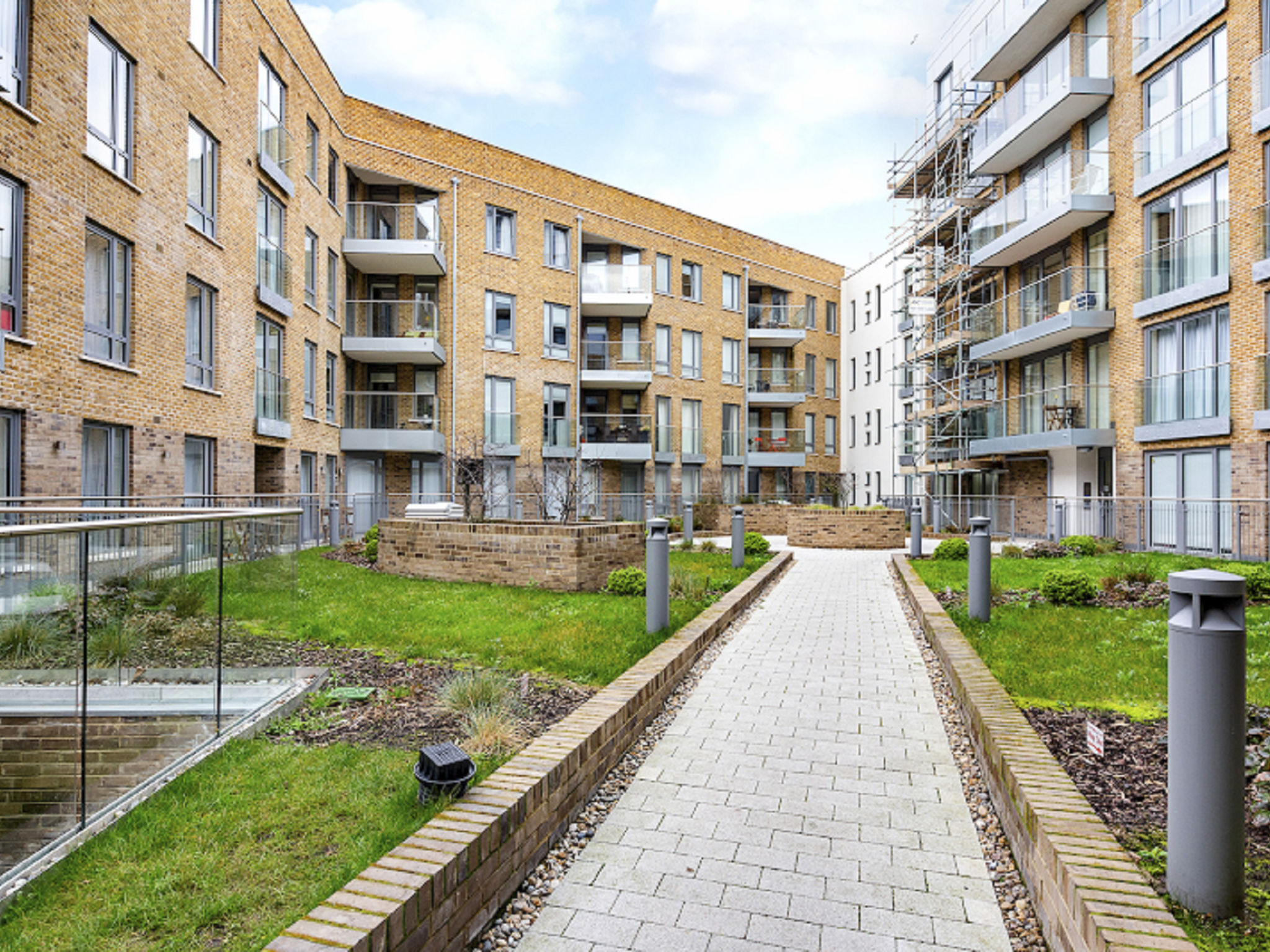 "Indescon court apt", appartement 3-kamers 68 m2. Modern en smaakvol ingericht: woon-/eetkamer met eettafel en TV (Flatscreen TV). Uitgang naar het balkon. 2 2-pers. kamers, elke kamer heeft 1 2-pers ..