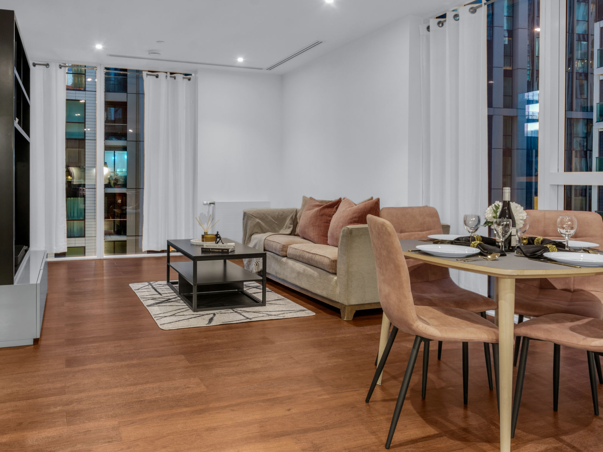 Canary Heights 2bed - Binnen