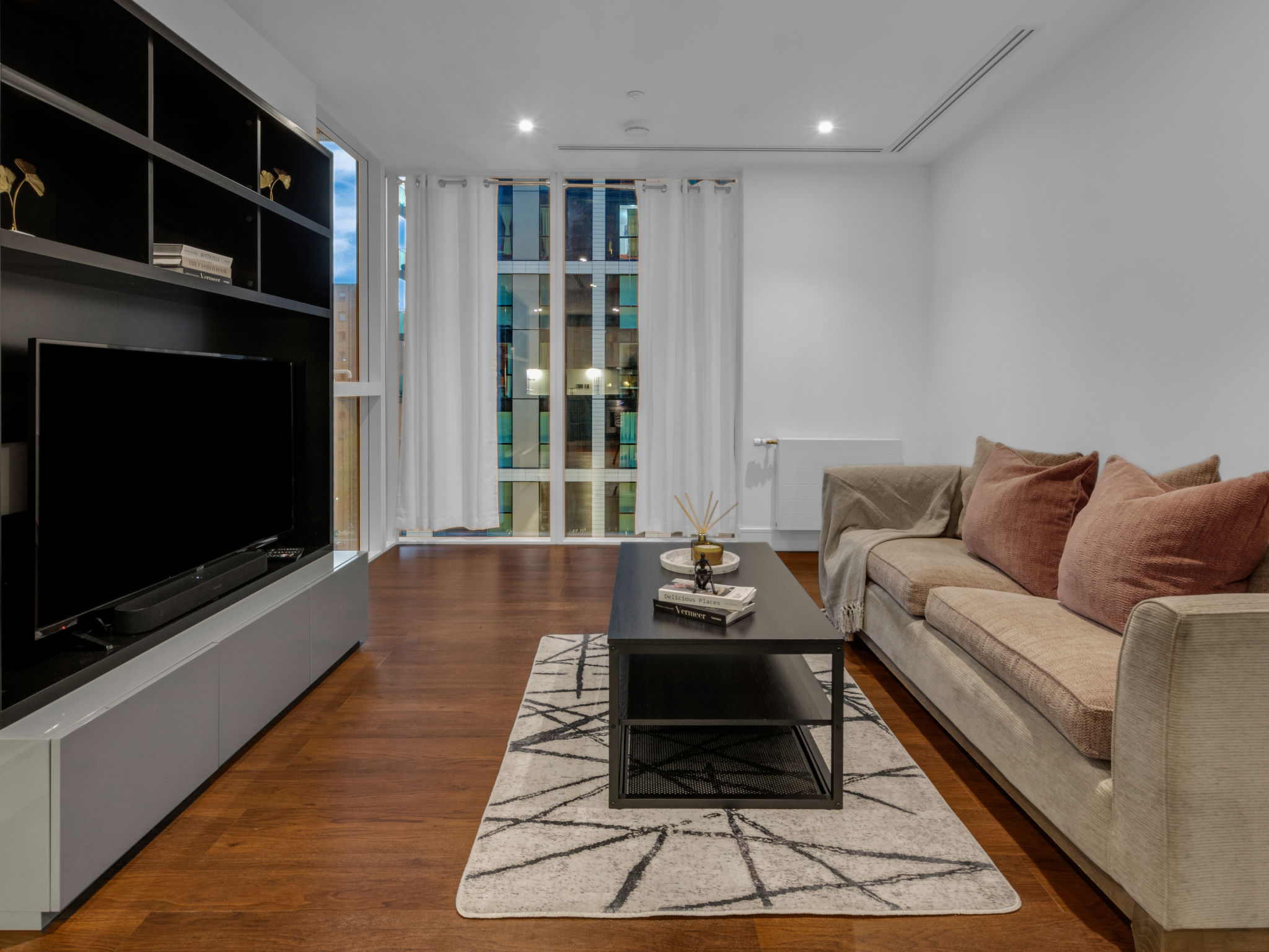 Canary Heights 2bed - Binnen