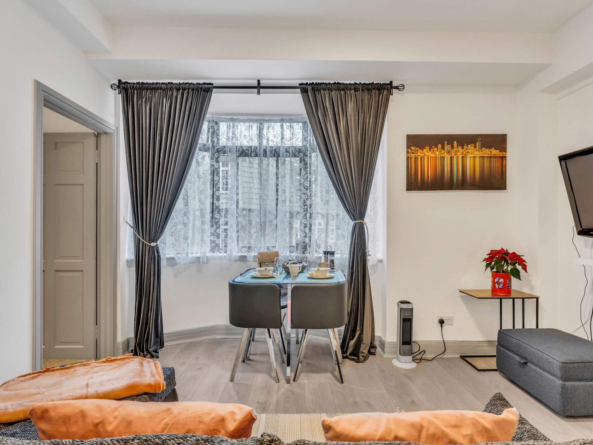 De flat bevindt zich op de 5e verdieping, er is GEEN LIFT in het gebouw.
U moet de trap op
Wij bieden een flexibele / late check-in
Met Oxford Street letterlijk om de hoek, Marble Arch en Hyde Park aa..