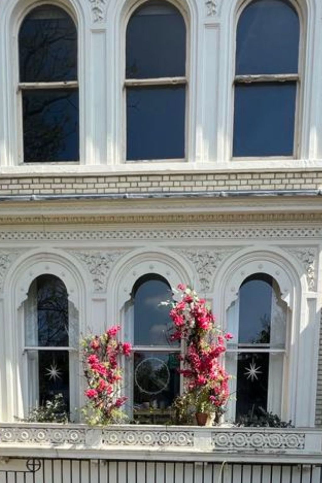 In einer Villa mit herrlichem Garten und Katze