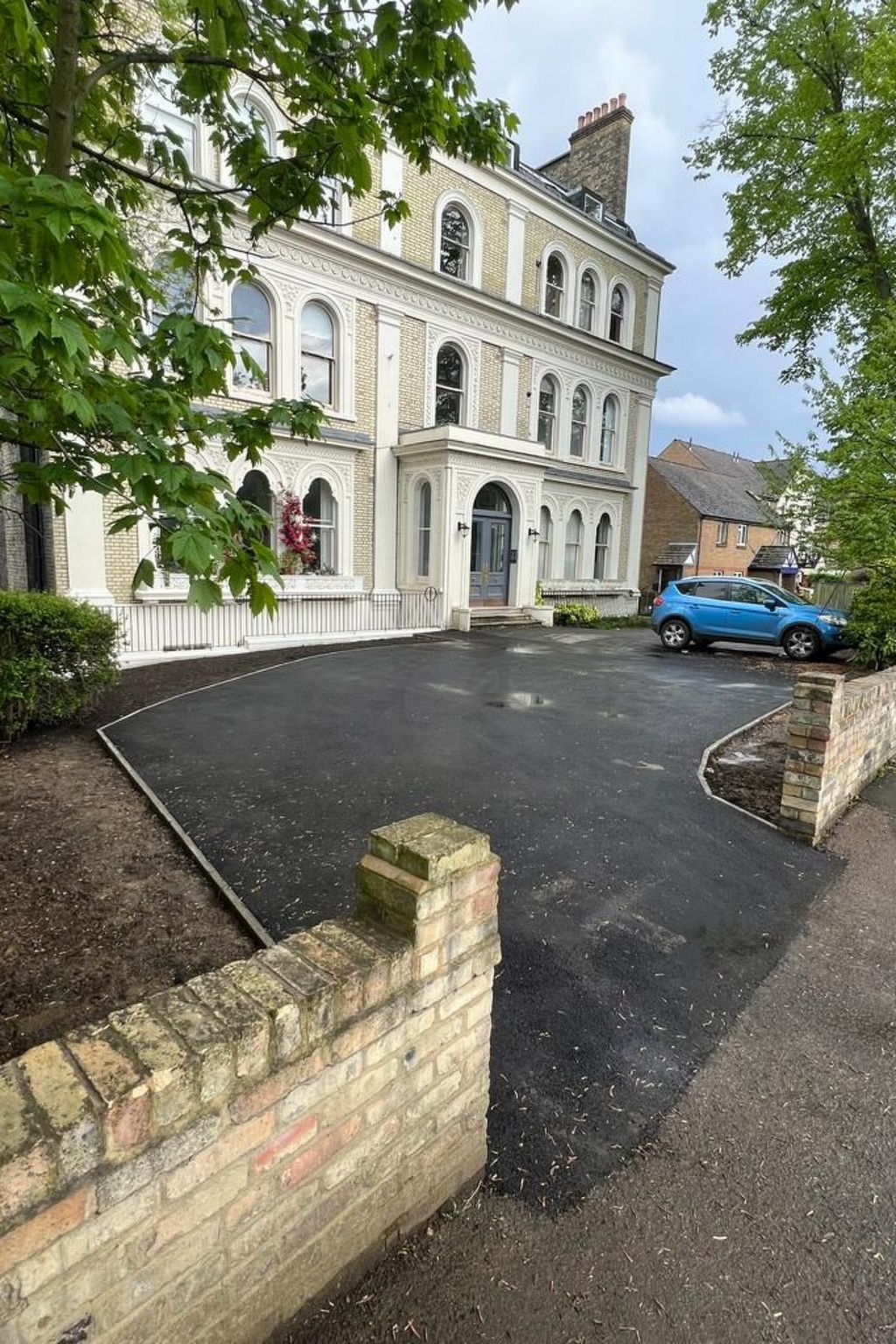 In einer Villa mit herrlichem Garten und Katze