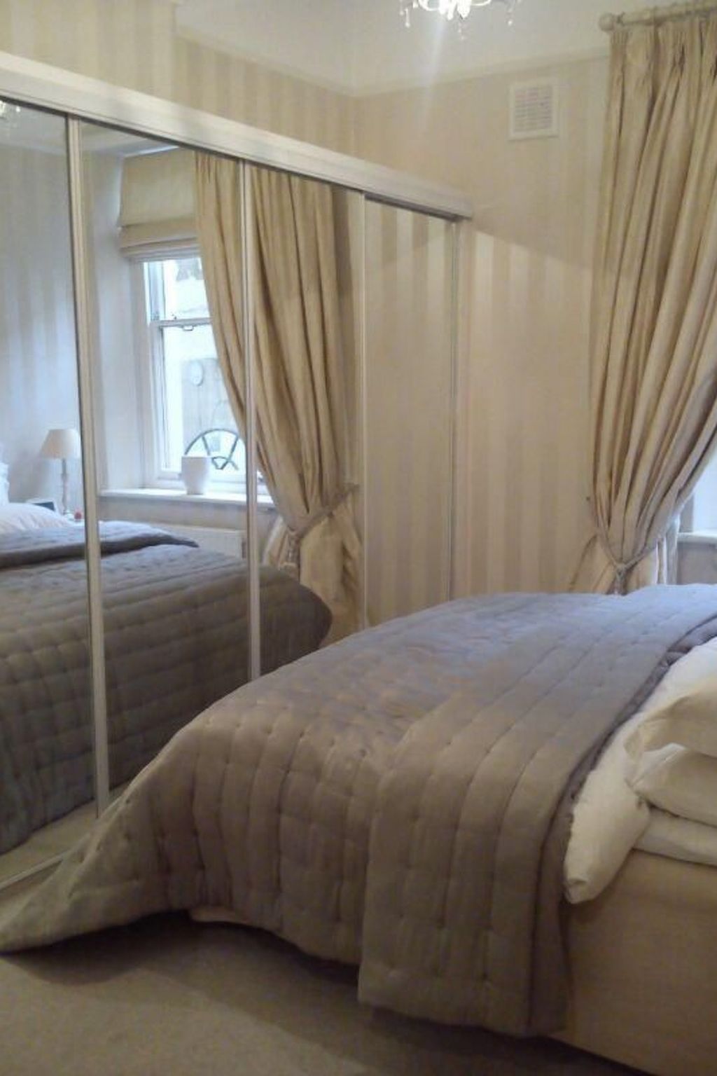 In einer Villa mit herrlichem Garten und Katze-Drinnen