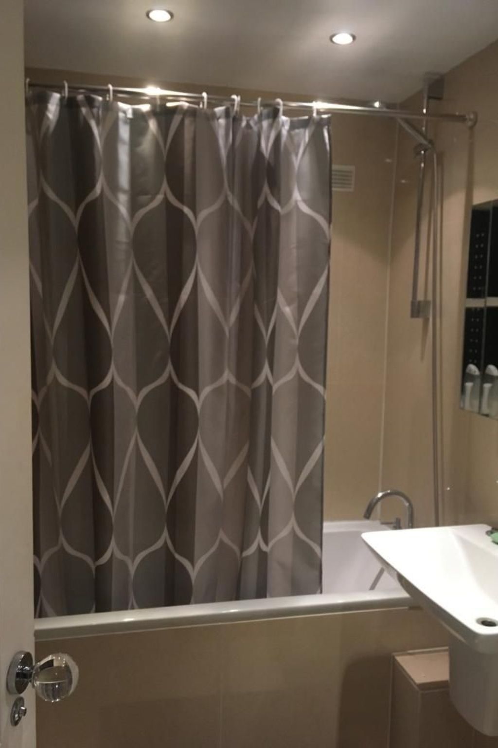 In einer Villa mit herrlichem Garten und Katze-Drinnen