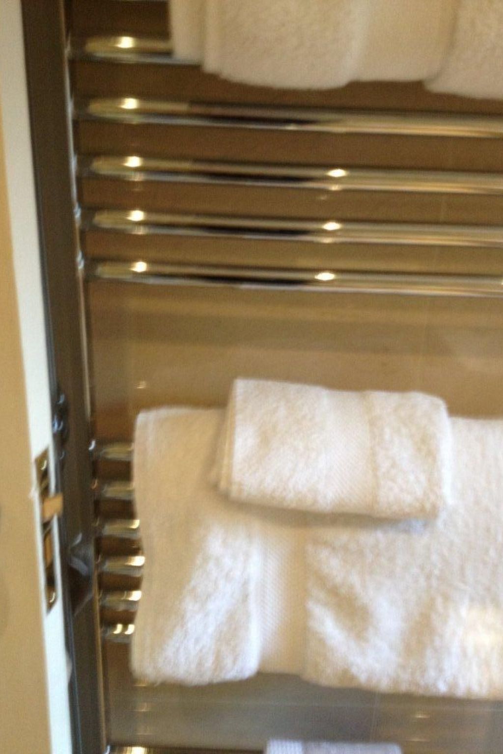 In einer Villa mit herrlichem Garten und Katze-Drinnen