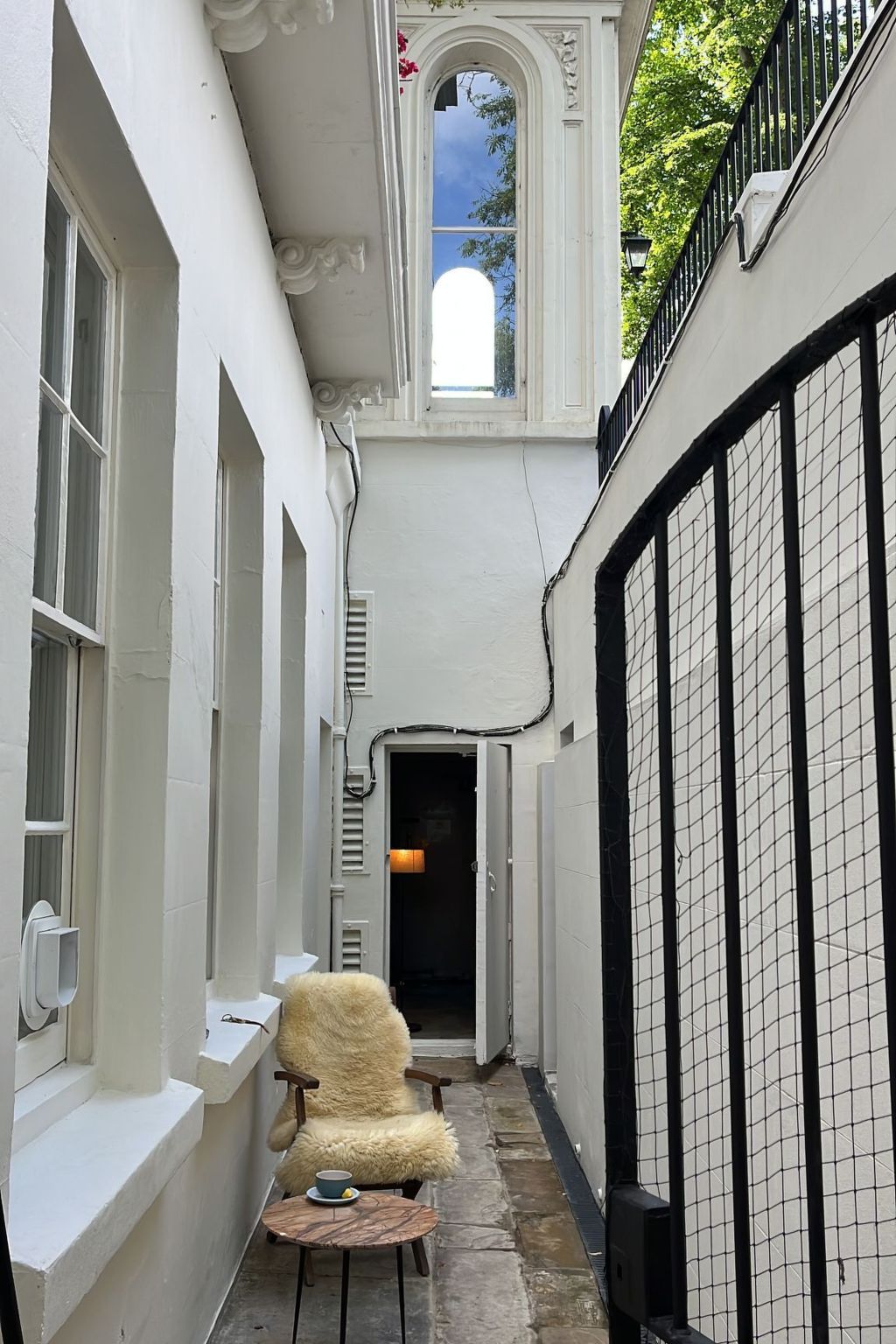 In einer Villa mit herrlichem Garten und Katze-Draußen