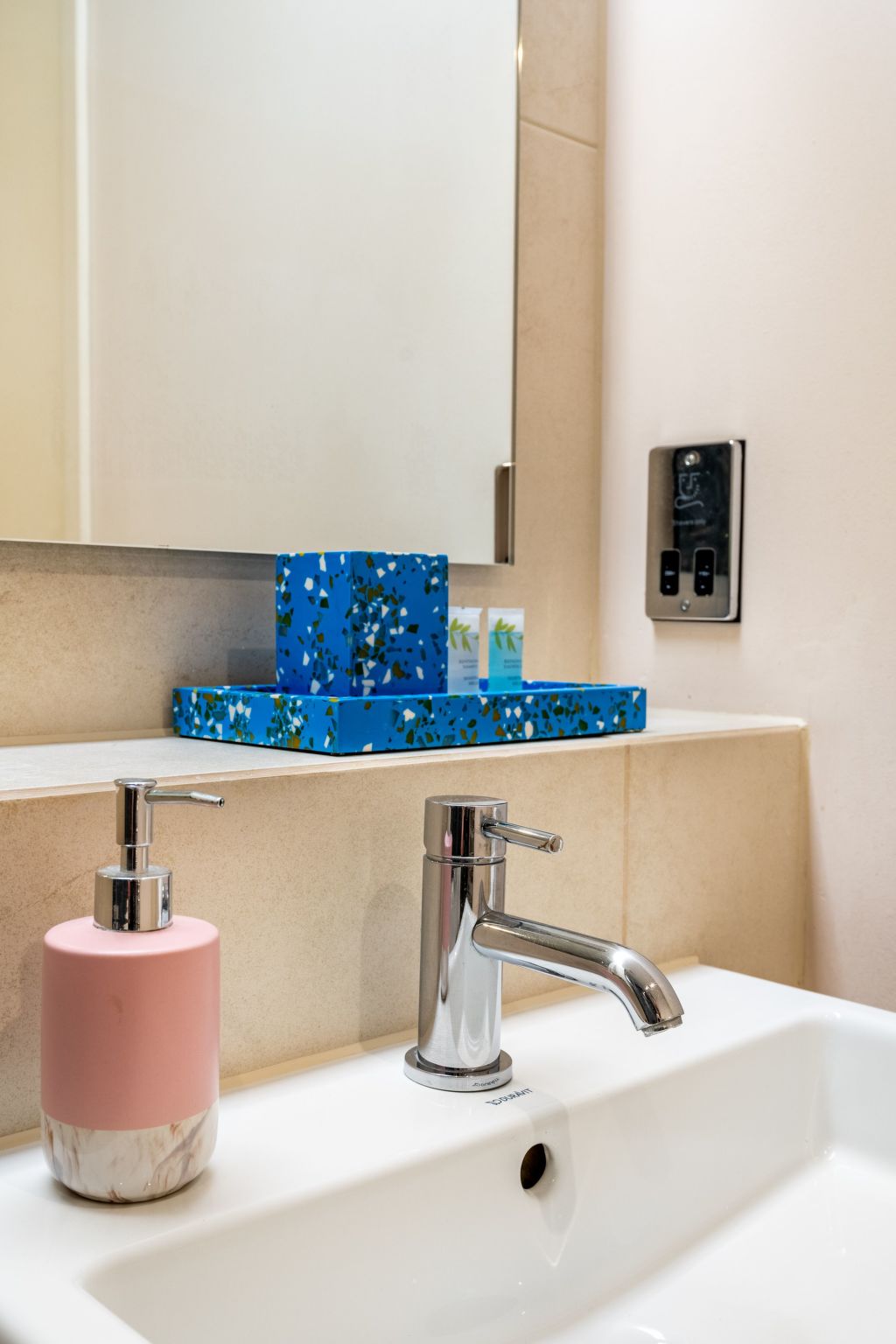 Moderne und stilvolle Wohnung mit eigenem Bad in der Nähe von Notting Hill und-Binnen