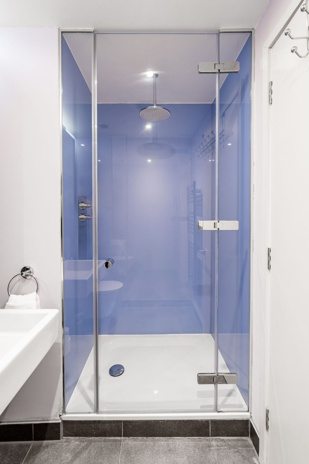 Moderne und stilvolle Wohnung mit eigenem Bad in der Nähe von Notting Hill und-Binnen