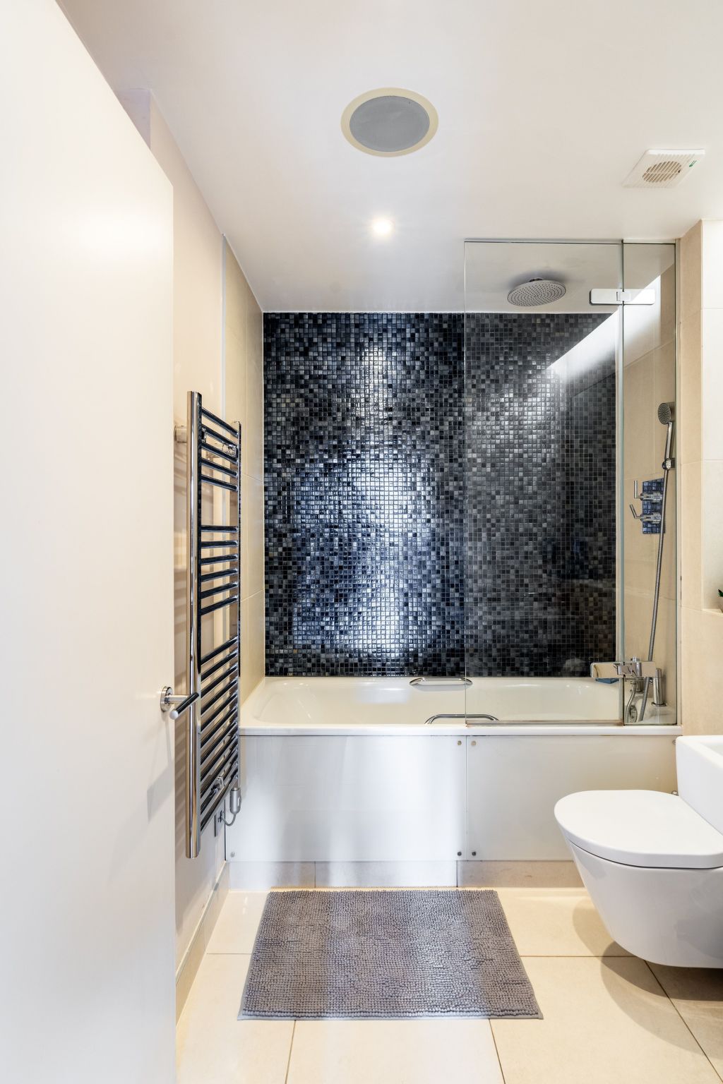 Moderne und stilvolle Wohnung mit eigenem Bad in der Nähe von Notting Hill und-Binnen