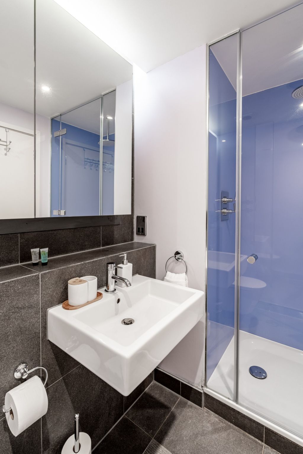 Moderne und stilvolle Wohnung mit eigenem Bad in der Nähe von Notting Hill und-Binnen