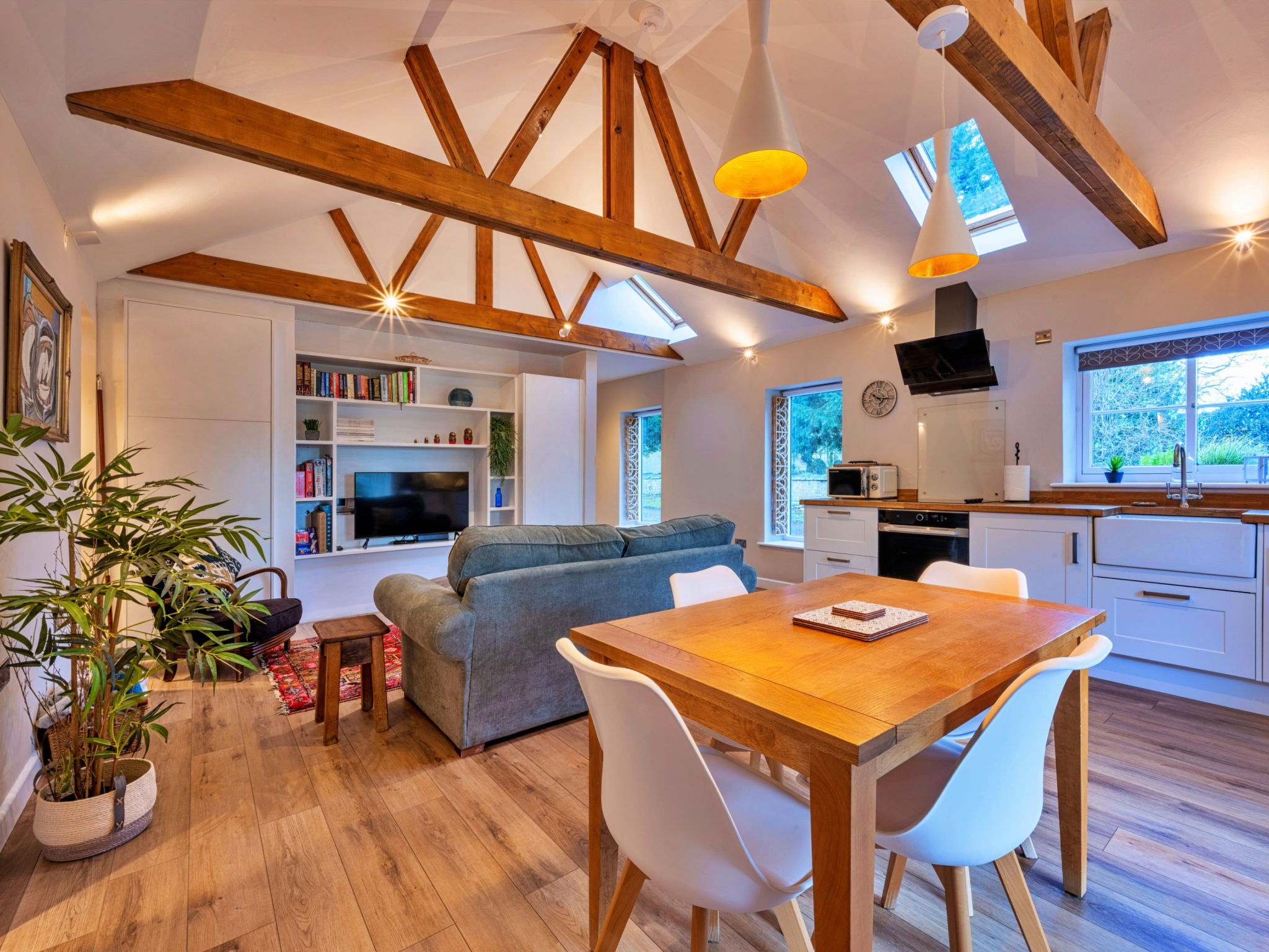 "The Asparagus Shed", 2-Zimmer-Haus 65 m2. Objekt geeignet für 2 Erwachsene. Wohnzimmer. 1 Zimmer mit 1 franz. Bett. Küche (Backofen, Geschirrspüler, Toaster, Wasserkocher, Mikrowelle, Tiefkühler)..