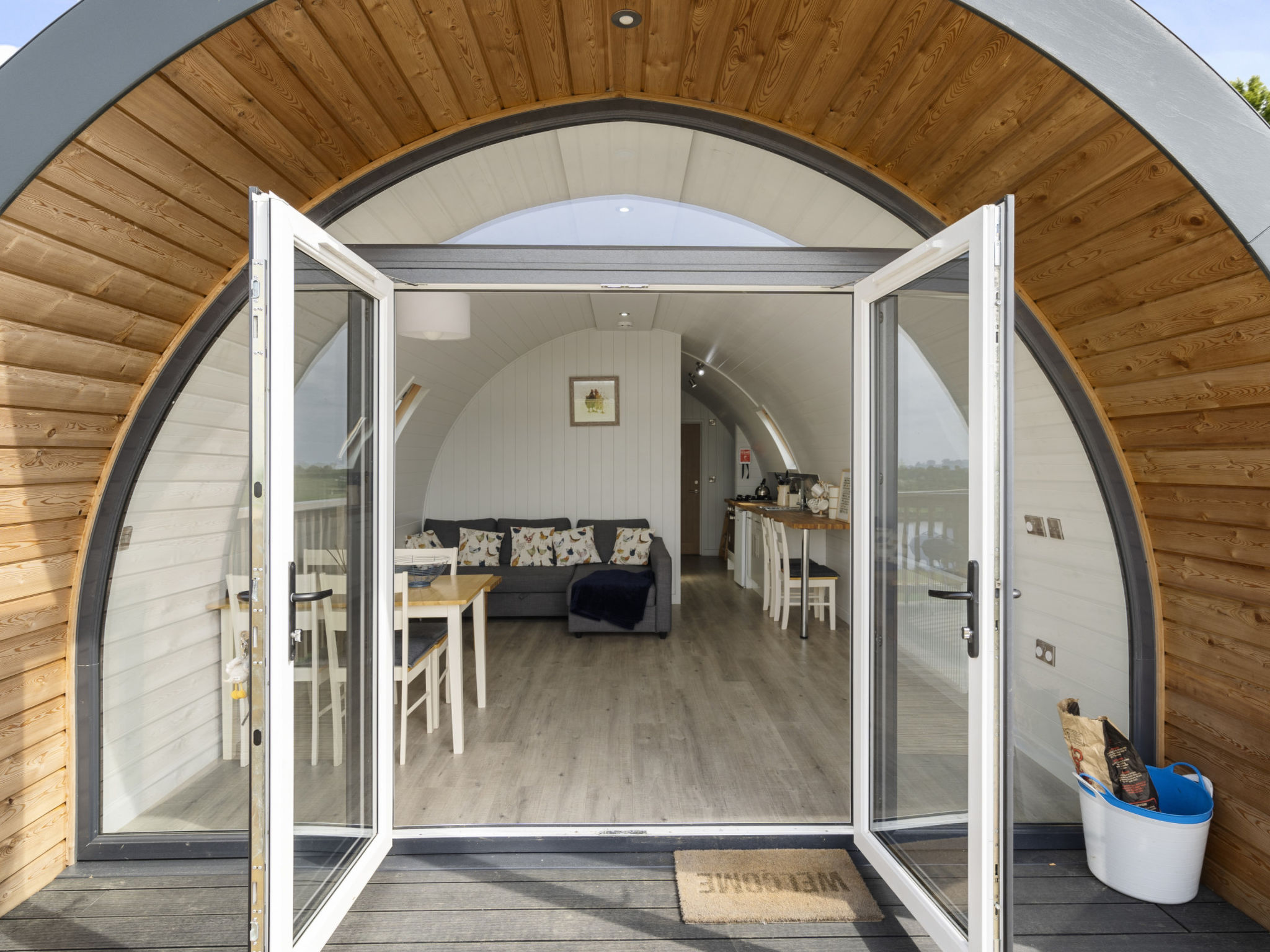The Chicken Coop-Dehors