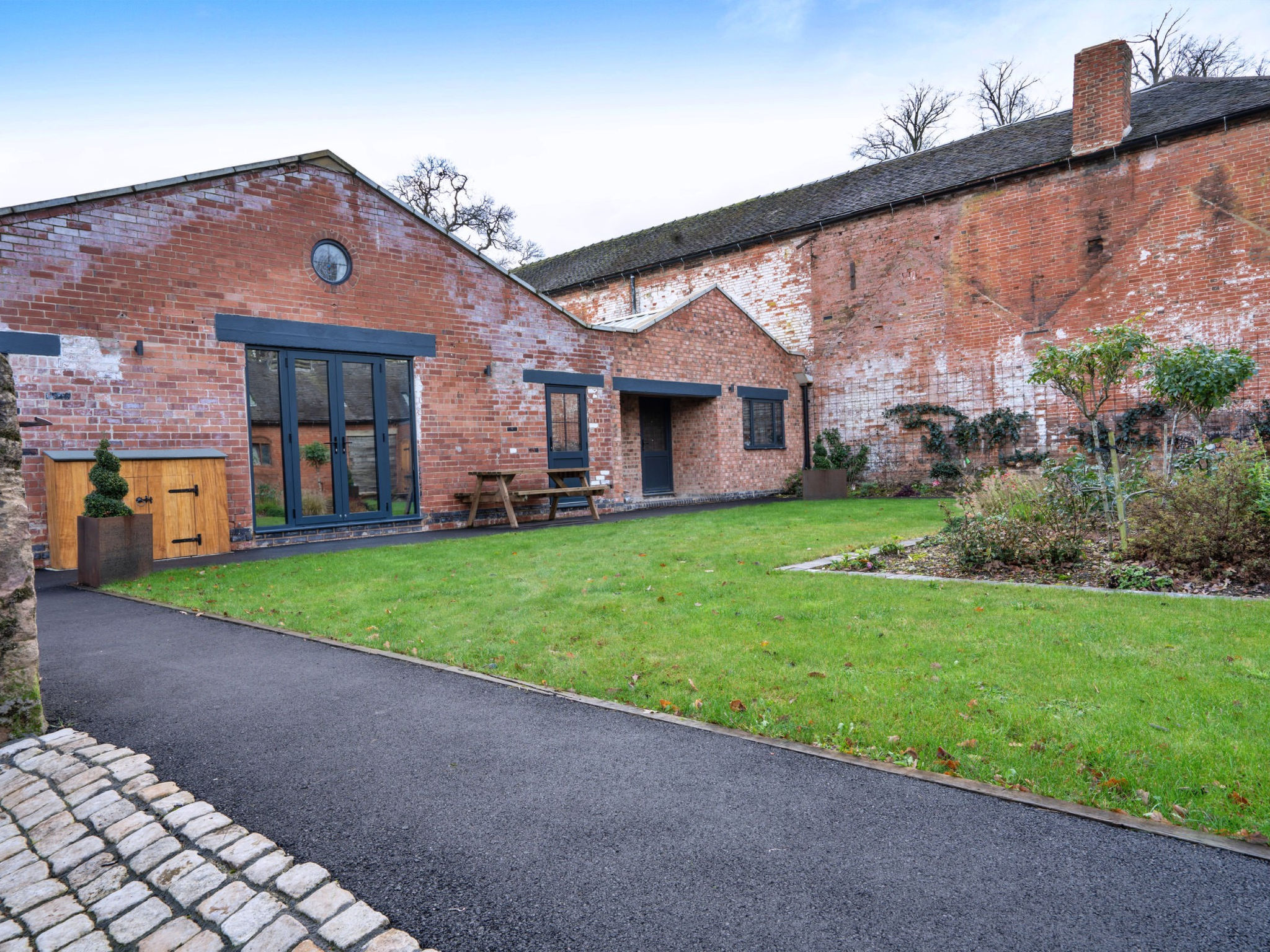 Courtyard View at Longford - Buiten