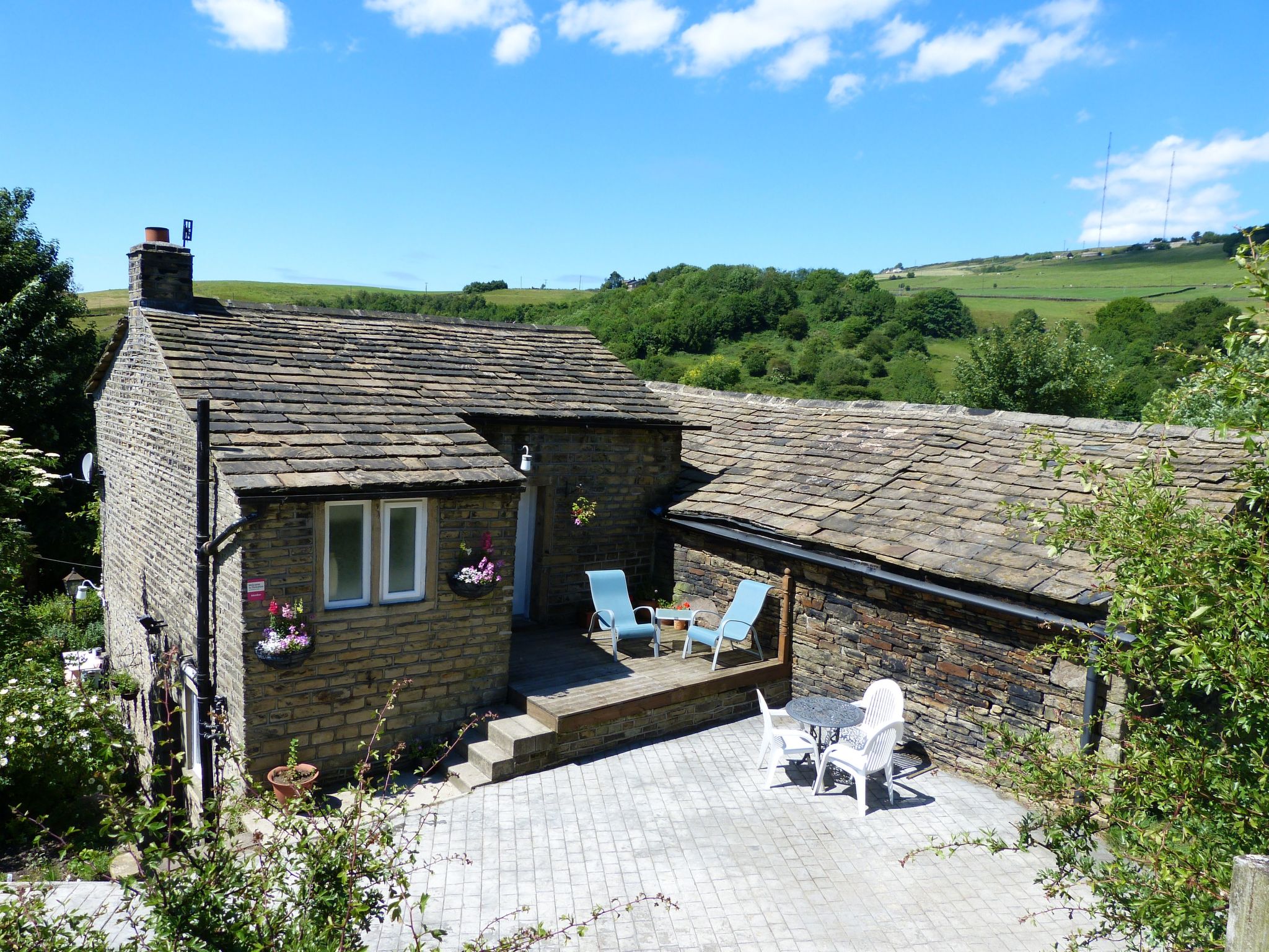 Wood End Cottage, your home-away-from-home in the Pennine hills

Wood End Cottage enjoys a quiet and peaceful location on the edge of the village of Slaithwaite and is within easy reach of the M62 mot..