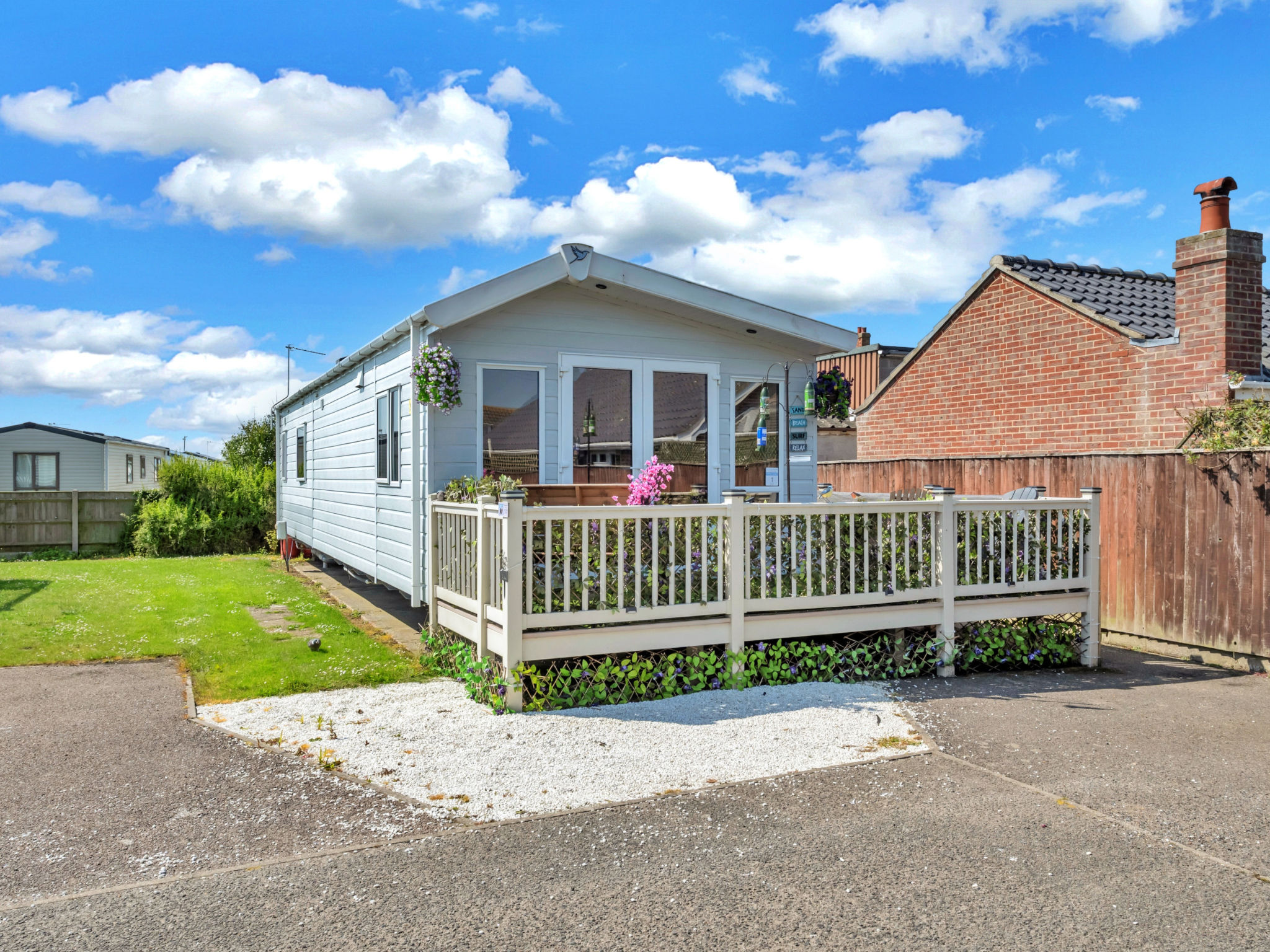 "Osprey Court 1", chalet 3-kamers 90 m2. Het objekt is geschikt voor 4 volwassenen. Woonkamer met 1 divanbed en 1 uitschuifbaar bed. 1 kamer. 1 kamer met 2 bedden. Keuken (oven, afwasmachine, broodroo..