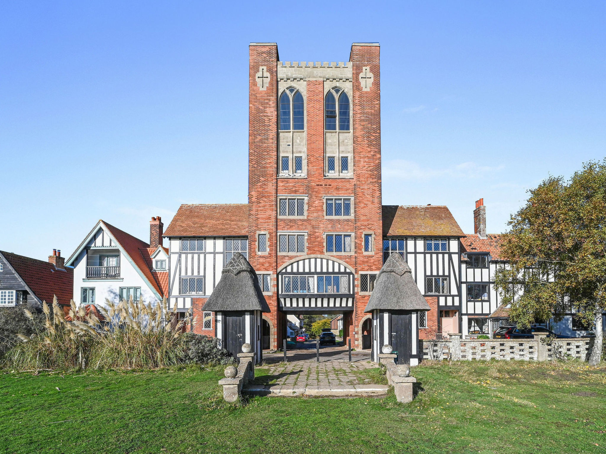 "Arc Thorpeness", huis 9-kamers 400 m2. Het objekt is geschikt voor 20 volwassenen. Woonkamer met TV. 1 kamer met 1 2-pers bed en TV. 1 kamer met 1 2-pers bed. 1 kamer met 1 2-pers bed. 1 kamer met 1 ..
