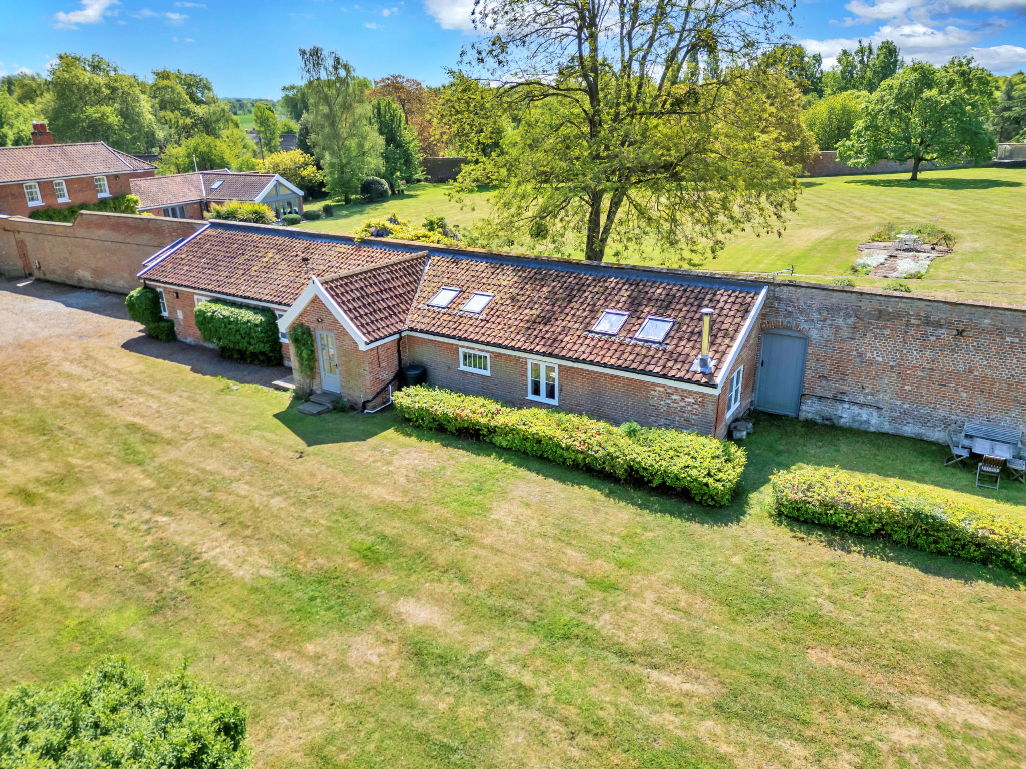"The Pottage", huis 3-kamers 120 m2. Het objekt is geschikt voor 5 volwassenen. Woonkamer. 1 kamer met 1 2-pers bed. 1 kamer met 1 bed en 1 2-pers bed. Keuken (oven, afwasmachine, broodrooster, waterk..