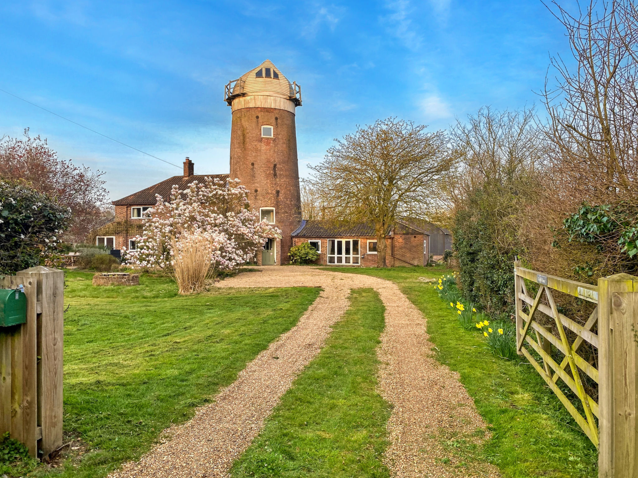 "The Old Windmill", 5-Zimmer-Haus 210 m2. Objekt geeignet für 8 Erwachsene. Wohnzimmer. 1 Zimmer. 1 Zimmer mit 1 Doppelbett. 1 Zimmer mit 1 Doppelbett. 1 Zimmer mit 1 x 2 Etagenbetten. Küche (Backof..