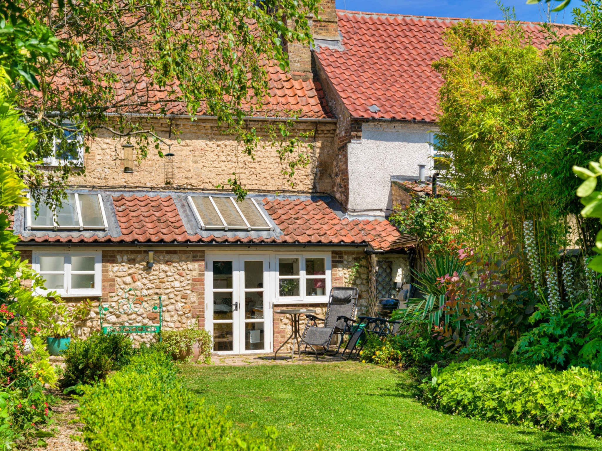 "Lavender Cottage", huis 2-kamers 80 m2. Het objekt is geschikt voor 2 volwassenen. Woonkamer. 1 kamer met 1 2-pers bed. Keuken (oven, afwasmachine, broodrooster, waterkoker, magnetron, diepvriezer). ..