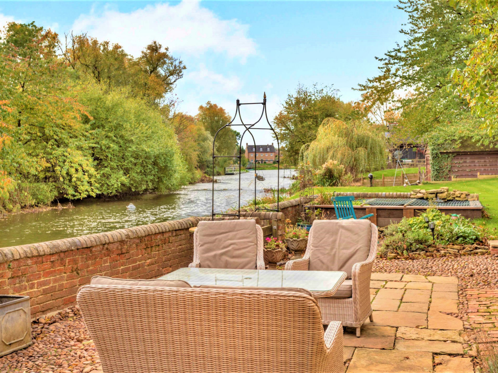 Islip Mill House - Beautiful Riverside Home-Draußen