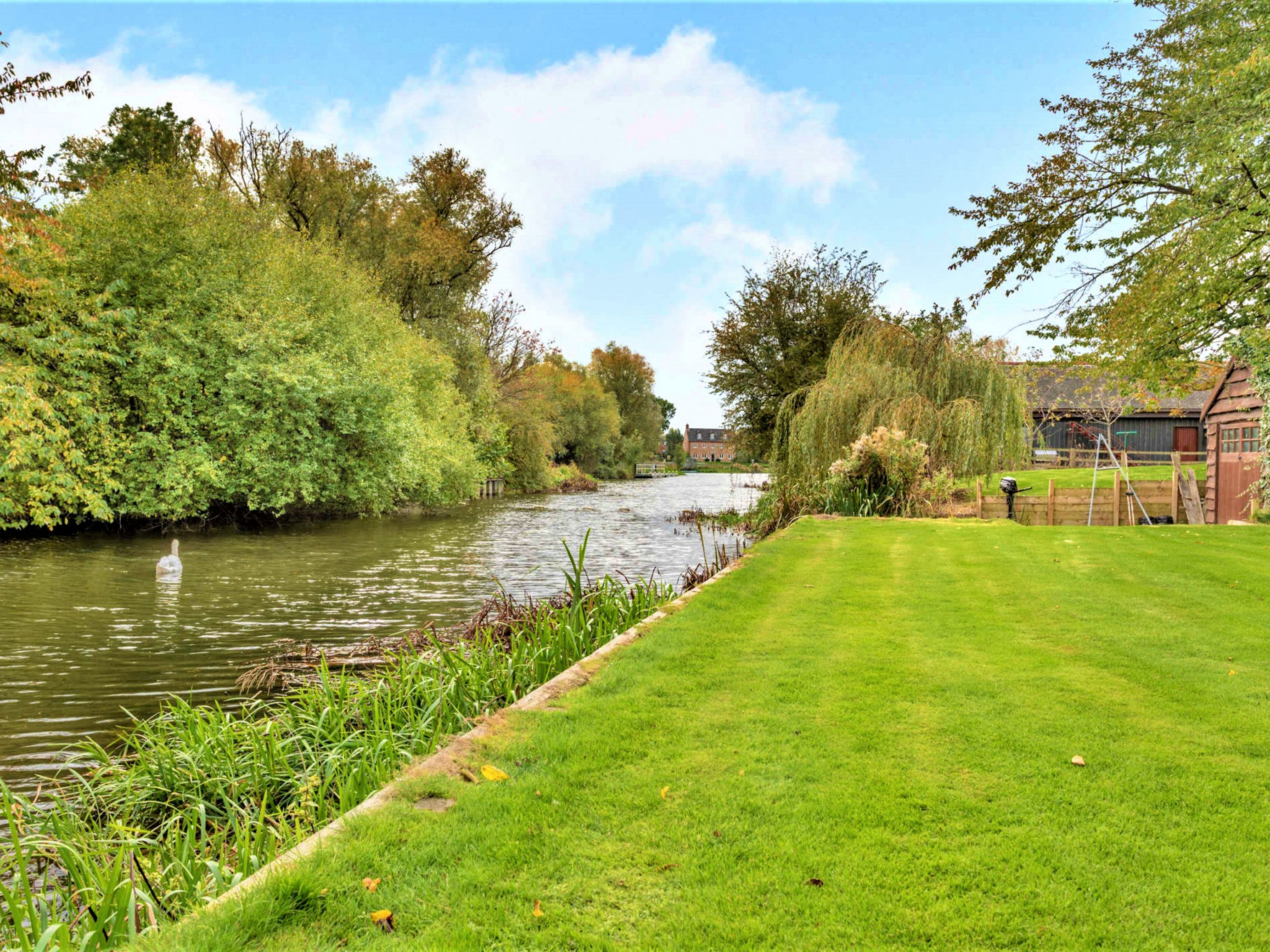 Islip Mill House - Beautiful Riverside Home-Draußen