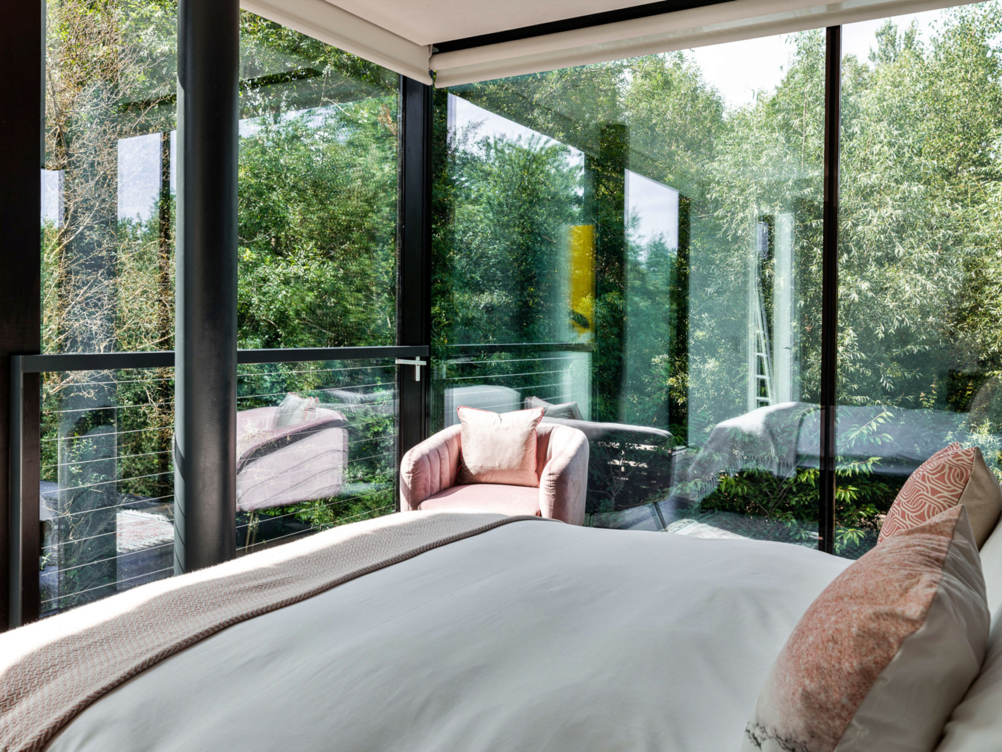 The Glass House at The Lakes by Yoo - Binnen