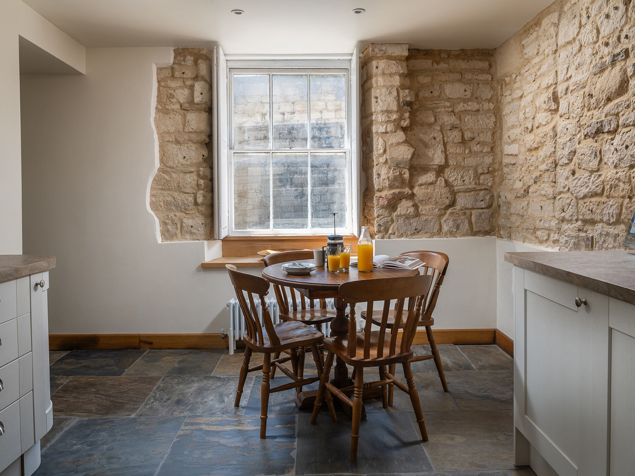 The Painswick Retreat - Binnen