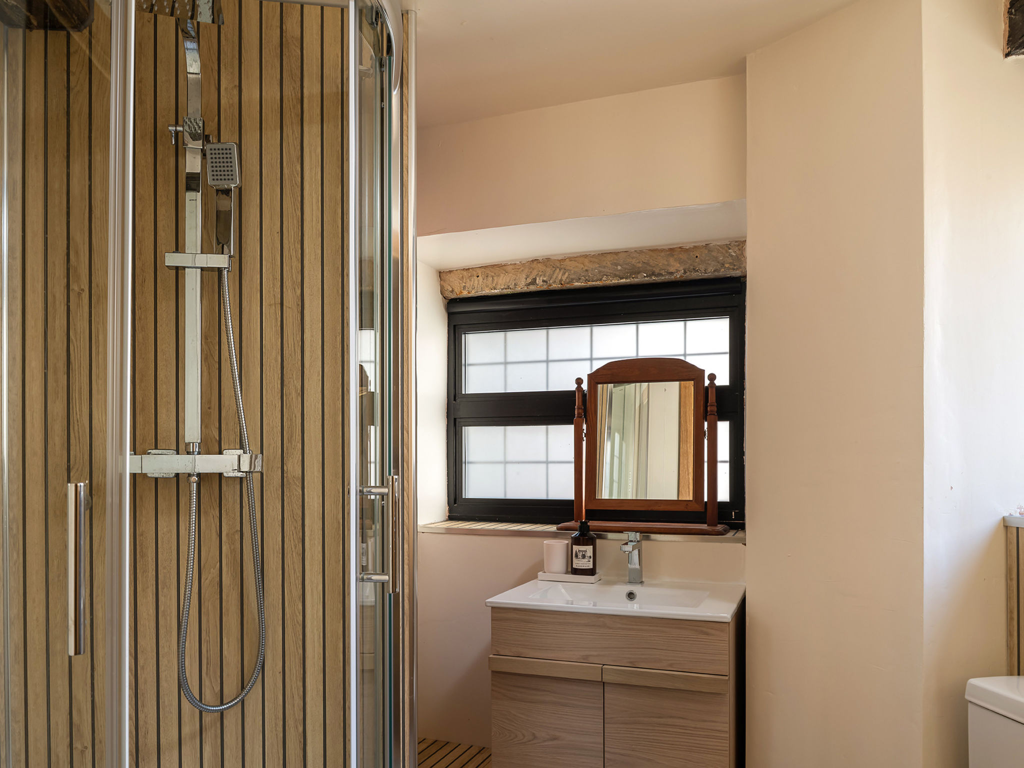 The Painswick Retreat - Binnen