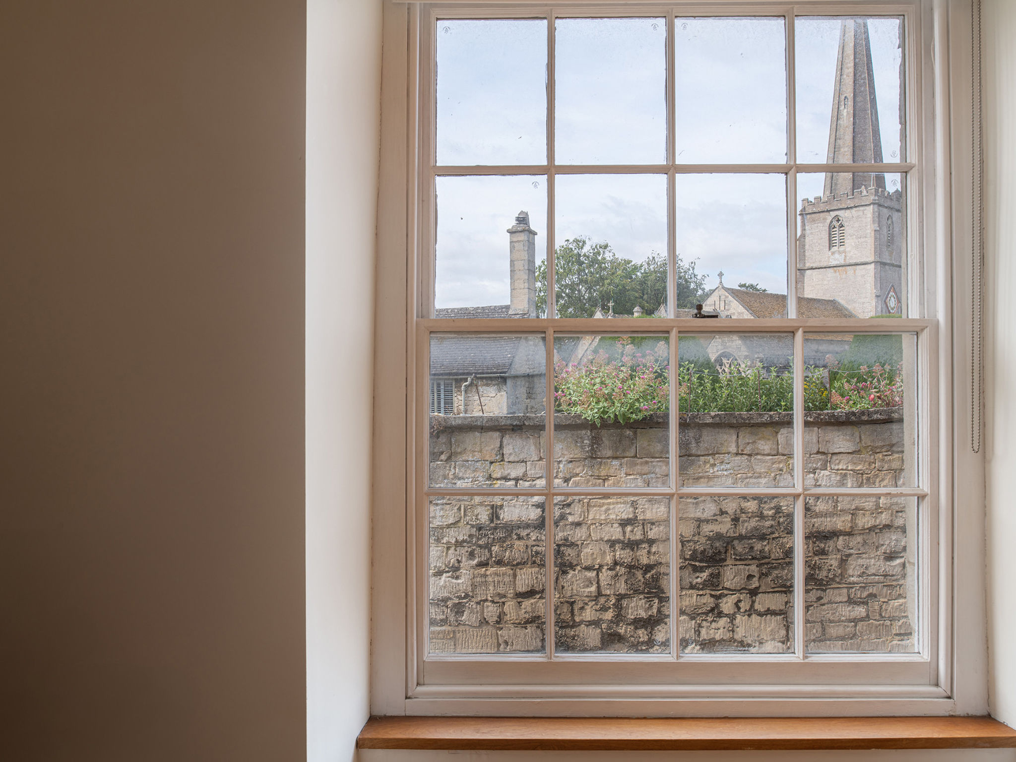 The Painswick Retreat - Binnen