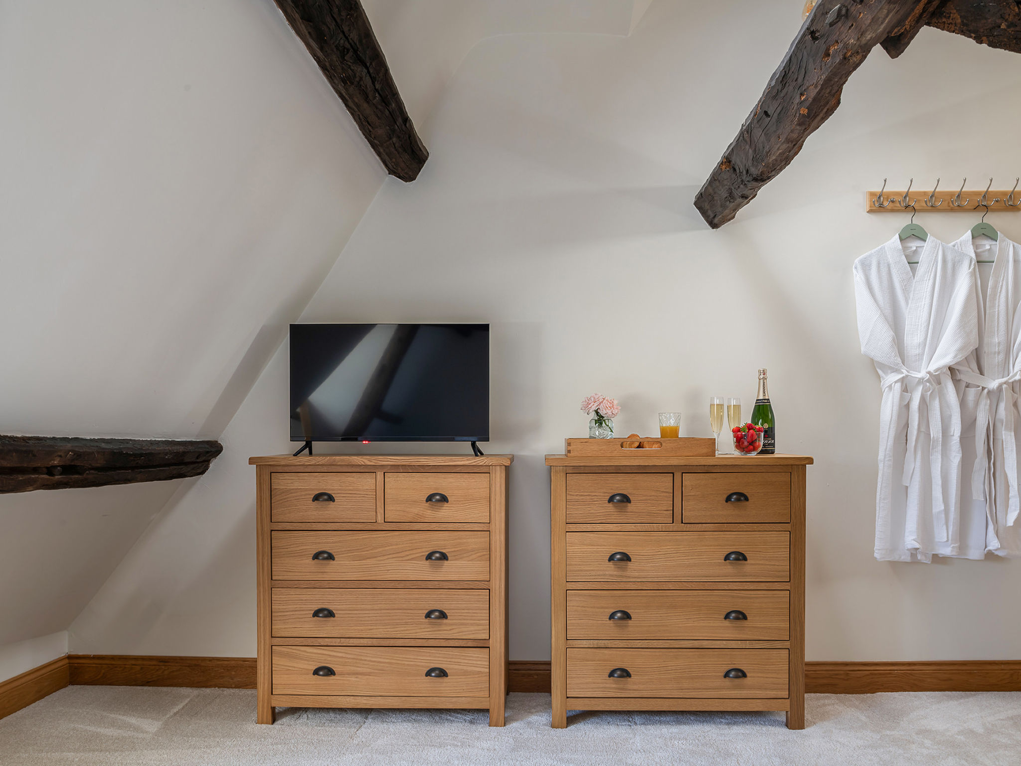The Painswick Retreat - Binnen
