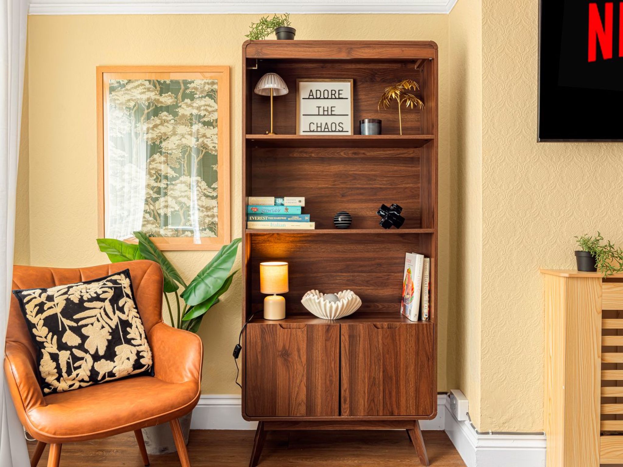 Discover the charm and convenience of our spacious 3-bedroom house located on Beeston Road, Nottingham. This delightful property is not only on the doorstep of key local amenities but also comes with ..