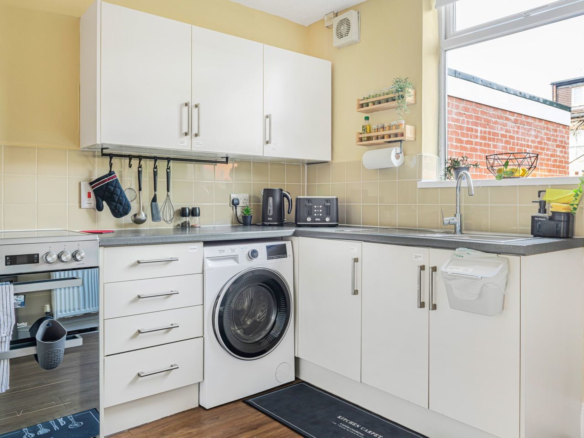 "3-Bett-Haus mit Parkplatz und Büro"-Image-tags.info