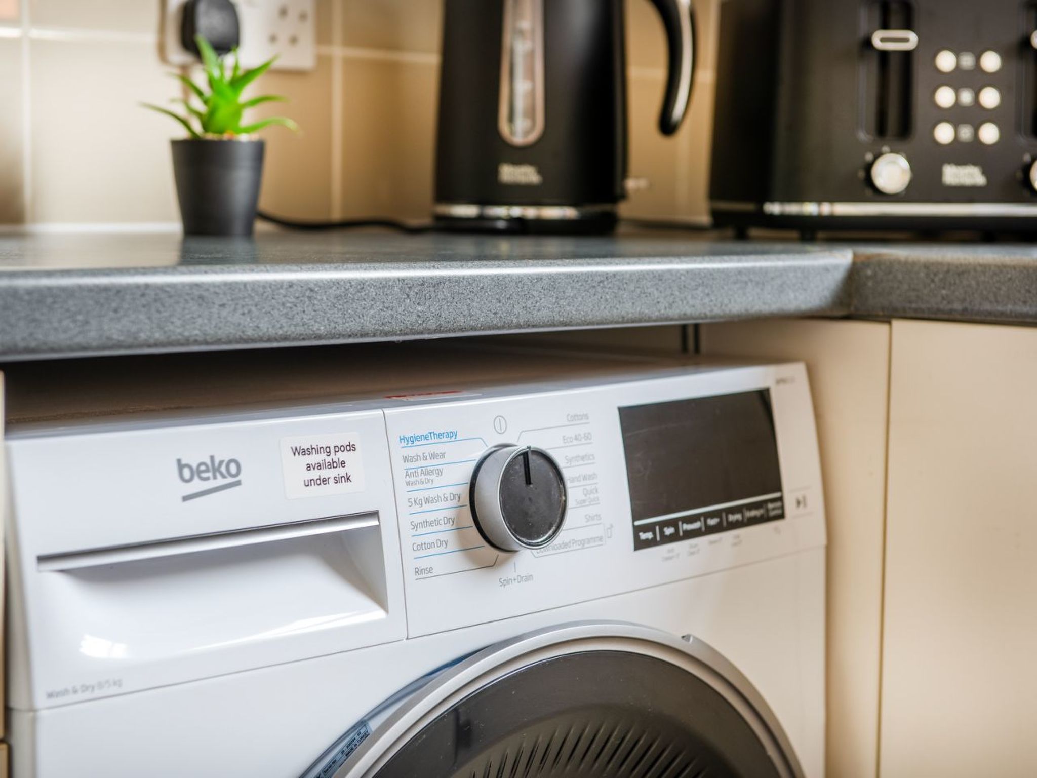 "3-Bett-Haus mit Parkplatz und Büro"-Image-tags.info