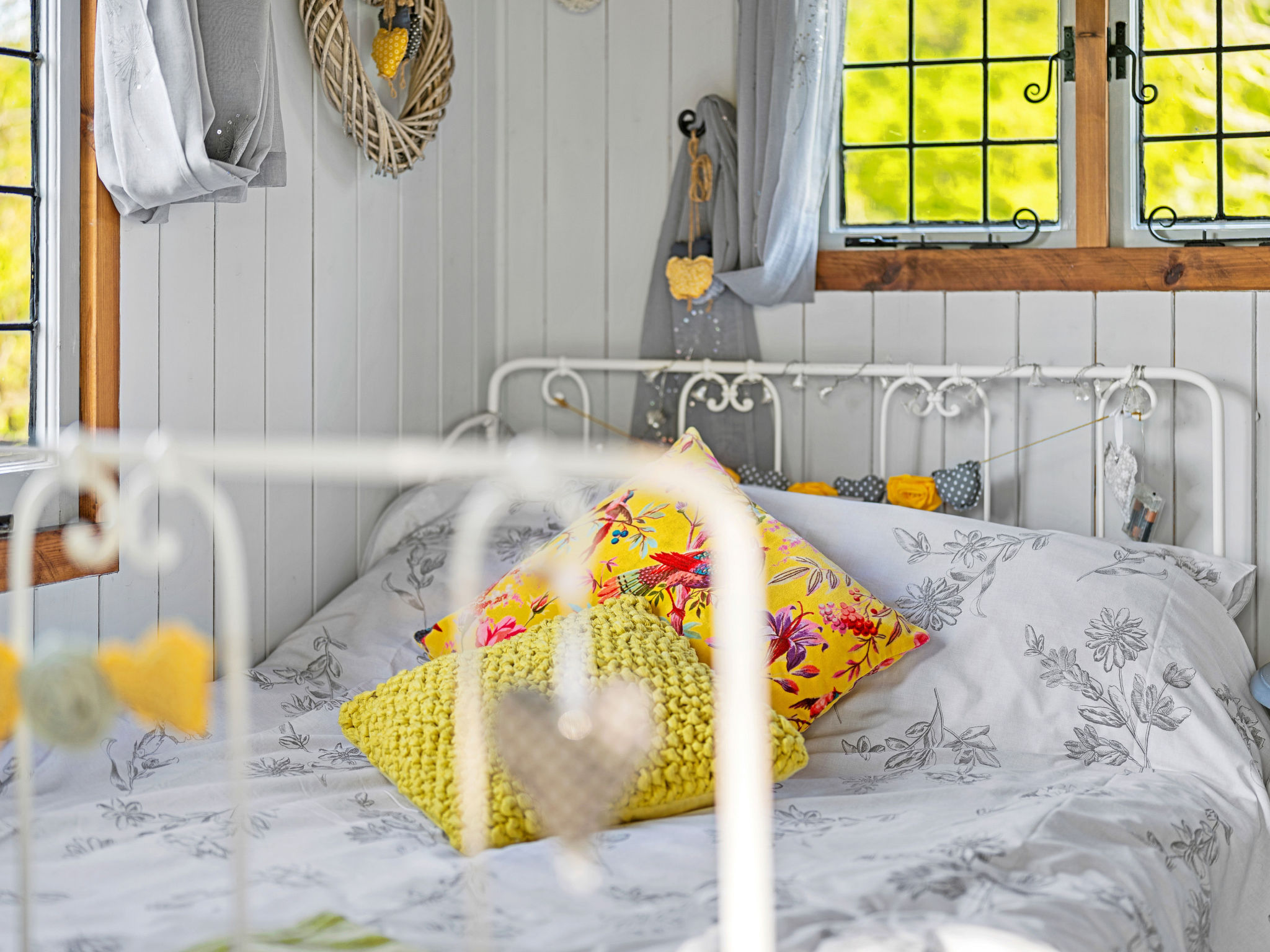 Shepherd's Hut at Hilltop Farm-Binnen